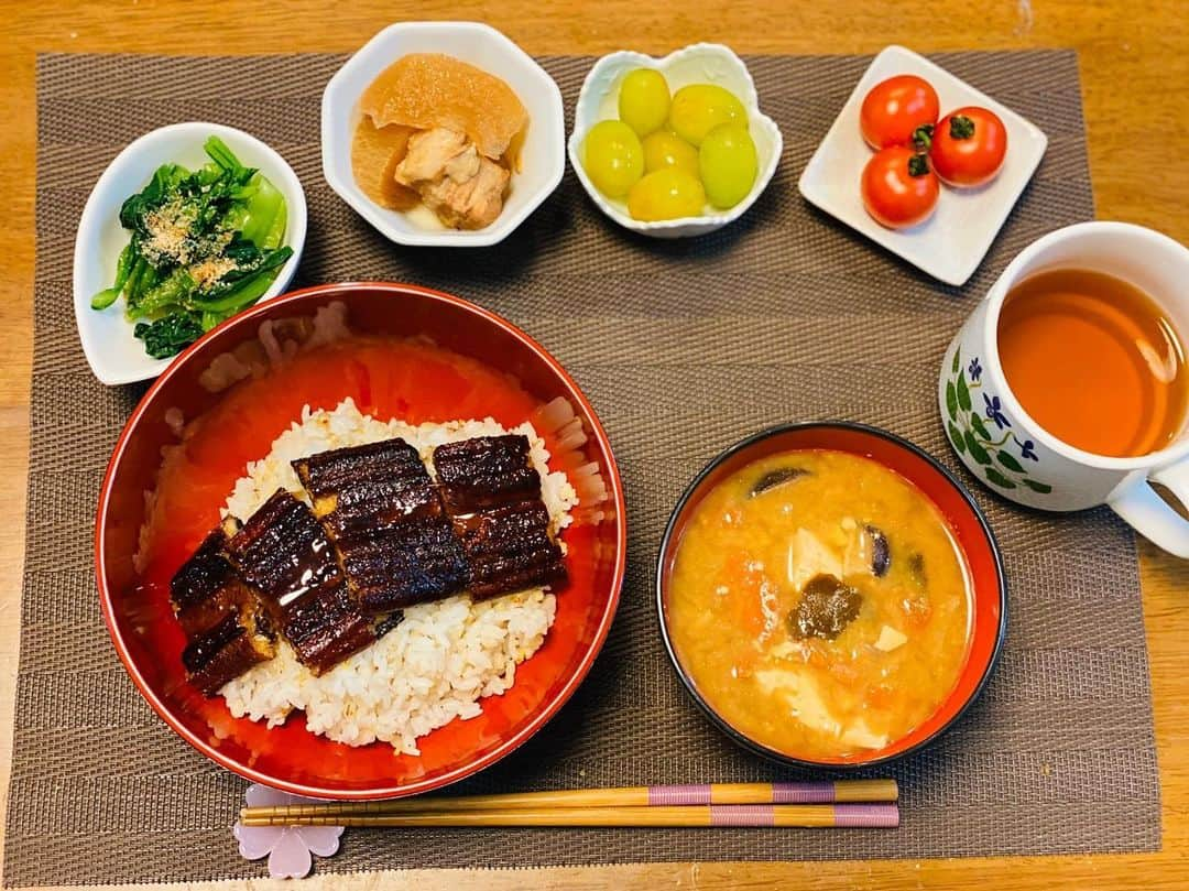 辻すみれのインスタグラム：「こういう時こそお家で鰻！しっかりご飯！まあ母の手作りご飯なので私は自炊してないんですけども…🤭 でもほんとにこの鰻美味かったです！しかも冷凍パックから出して焼くだけ！  先月が最後の鰻でした！毎月美味しい鰻を送っていただきありがとうございました🙇‍♀️ #山田水産 #山田水産株式会社 #勝負メシ #アスリート #sports #fencing #ウチゴハン #食アスリート協会  鹿児島で鰻の養殖・加工を手がける山田水産株式会社 山田水産株式会社HP http://yamadasuisan.com 山田水産オンラインショップ http://yamadasuisan.shop/」