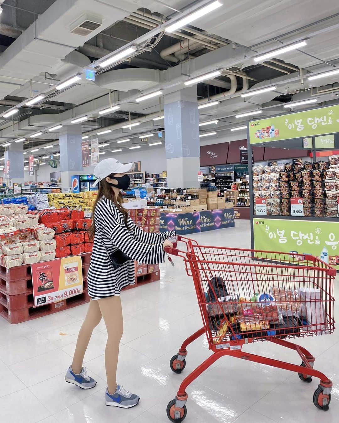 チョ・ミニョンさんのインスタグラム写真 - (チョ・ミニョンInstagram)「난 이집 기생충 #시누이 이구동성 제발 좀 그만오라고 그러거나 말거나 탄탄아 오늘도 고모는 너를 품고 있는 만삭인 너네 엄마 장보는 걸 도와줬단다😌 물론 우리집 장도 보았고 💕 #탄탄아이건 #기브앤테이크 라고 하는 거란다(?) #탄탄보라해라💜 - - 마지막 짤은 민기삼촌이 “왜 우리집에 골룸이 있어? 하고 도촬한 사진 ㅋㅋㅋㅋㅋ」4月1日 21時33分 - xxjominxx