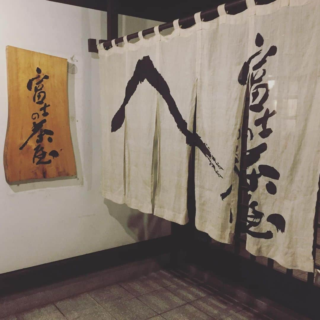 ほうとう 富士の茶屋のインスタグラム：「ご無沙汰しております富士の茶屋です。 再オープンの時期が延期になりましたのでお知らせです。 4/2（木曜）からのオープンで告知していましたが、コロナウィルスの蔓延や混乱を鑑みて勝手ながら再開を伸ばさせて頂きます。 オープン日は追って投稿致します、よろしくお願いします🙇🏻‍♂️ それまでは車で10分ちょっとの場所にある姉妹店の『完熟屋 河口湖店』をご案内させて頂いております。同じくこだわりのお味噌を使ったほうとう、自慢の天ぷらをお出ししております。ぜひこちらもよろしくお願いします☺️ #ほうとう#富士の茶屋#完熟屋河口湖店#近く#富士山#河口湖#山中湖#すばるランド#富士山5合目#新倉山浅間公園#富士急ハイランド」