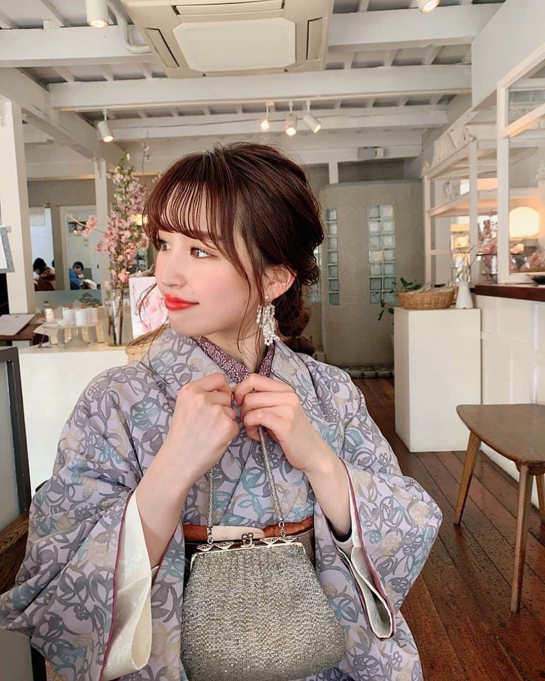 光咲ひなさんのインスタグラム写真 - (光咲ひなInstagram)「. . . 📍じゅぱん . . 着物レンタル👘したのは実は3回目✌🏻 . ここのお店を利用したのは初めてだけど寒いからインナー（もこもこした上下）まで貸し出していただけて感動🥺💓春先取りし過ぎた私服より暖かかった🤣 . . 着付け中のアットホームな空気感と着付けの速さレトロな着物や小物に大満足でした👏🏻✨ . . . #じゅぱん　#レトロ着物　#嵐山　#嵐山着物レンタル #嵐山着物レンタルじゅぱん #着物レンタル #京都観光 #京都観光 #京都　#着物　#着付け　#ヘアアレンジ　#セルフアレンジ」4月1日 21時39分 - hinausa0730