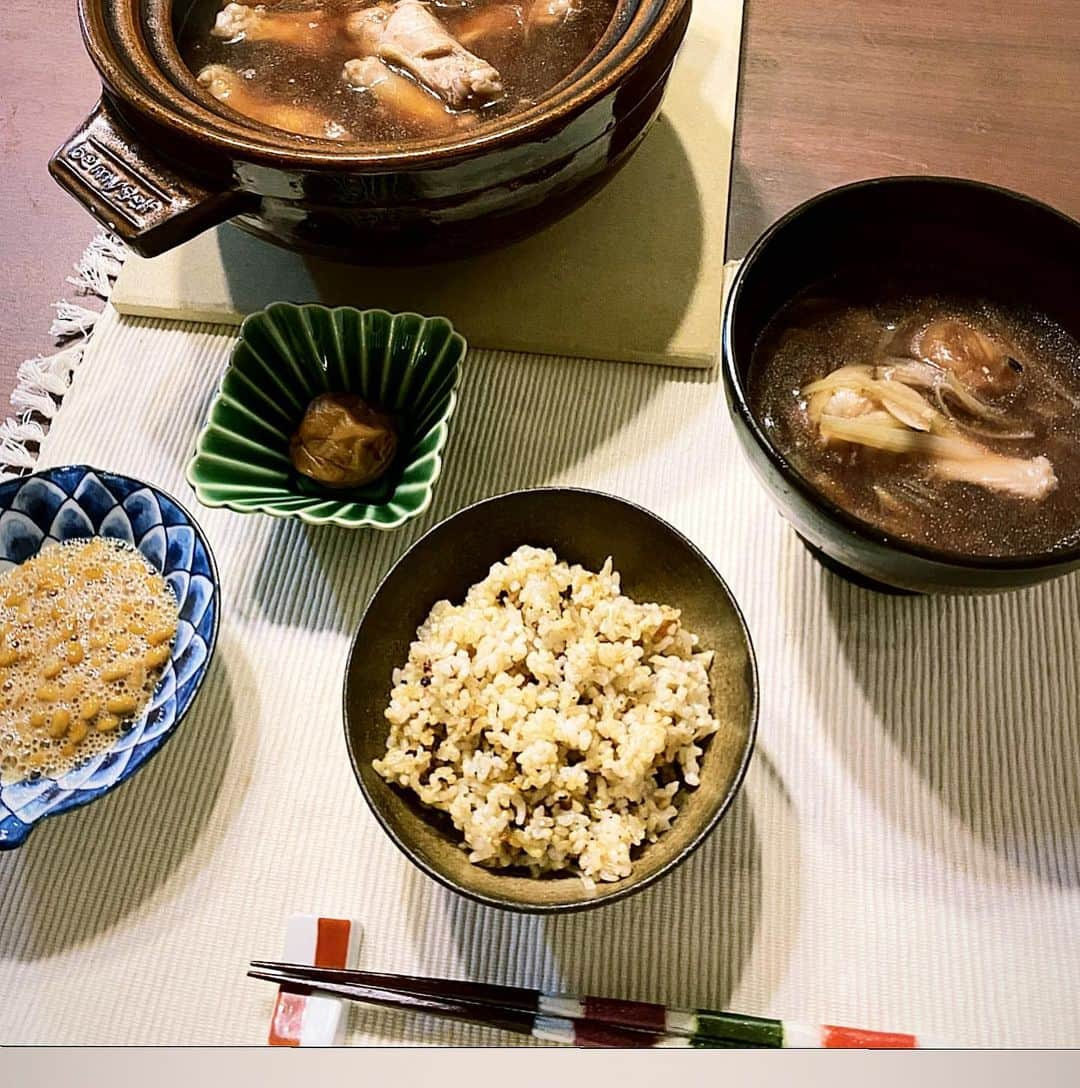 佐藤晴美さんのインスタグラム写真 - (佐藤晴美Instagram)「今日は雨で少し寒かったのでお家にあった生姜を使って、みそ味参鶏湯(新しい笑)とジンジャーバターご飯(温鍋のレシピ本をみて)👌 #はるおのゴハン」4月1日 21時42分 - sato_harumi__official