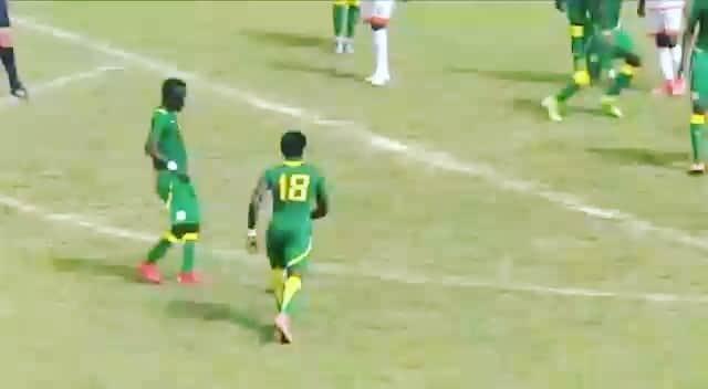 パペ・スアレのインスタグラム：「@baky_sako @jasonlokilo 😝 #freekickchallenge」