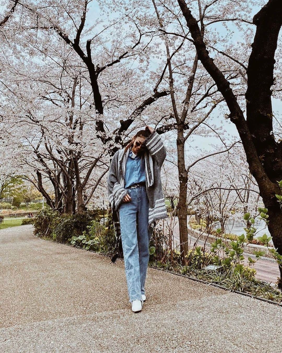 のインスタグラム：「🌸👖🤍 . #ootd #fashion #coordinate #code #denim #Levis #denimlover #japanesegirl #私服　#ファッション #コーディネイト #コーデ」