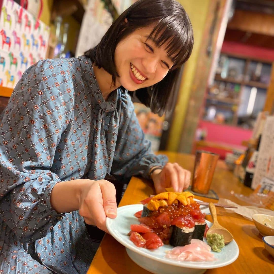 繁田梨世のインスタグラム：「ちょっと前に食べたマグロうにいくらこぼれ巻き🥰🥰🥰 . . 贅沢にがさーっといっぱい食べました🥰 . . 1番好きな甘エビはこれで売り切れたからまた食べに行かないと😂 . . 鯛にお寿司にマグロのノドカツタルタルソース🐟 . . シャリは甘酸っぱいくてはじめての味でした😚 . .  魚づくしで幸せ🐟 . . #大阪#南堀江#蔵ます#海鮮#マグロうにいくら#こぼれ巻き#贅沢#笑顔なるよね#鯛#お刺身#マグロカツ#甘エビ#1番好き#肉も好き#魚も好き#毎日食べられる#飽きない#幸せ#食いしん坊#たべすたぐらむ」