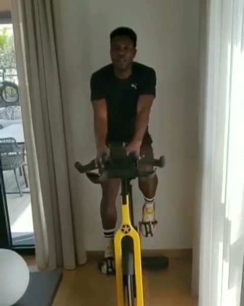 クワドォー・アサモアのインスタグラム：「Some good music and let’s keep working... at home 💪🏿💪🏿 #Milano #Stayathome #StrongerTogether @pumafootball」