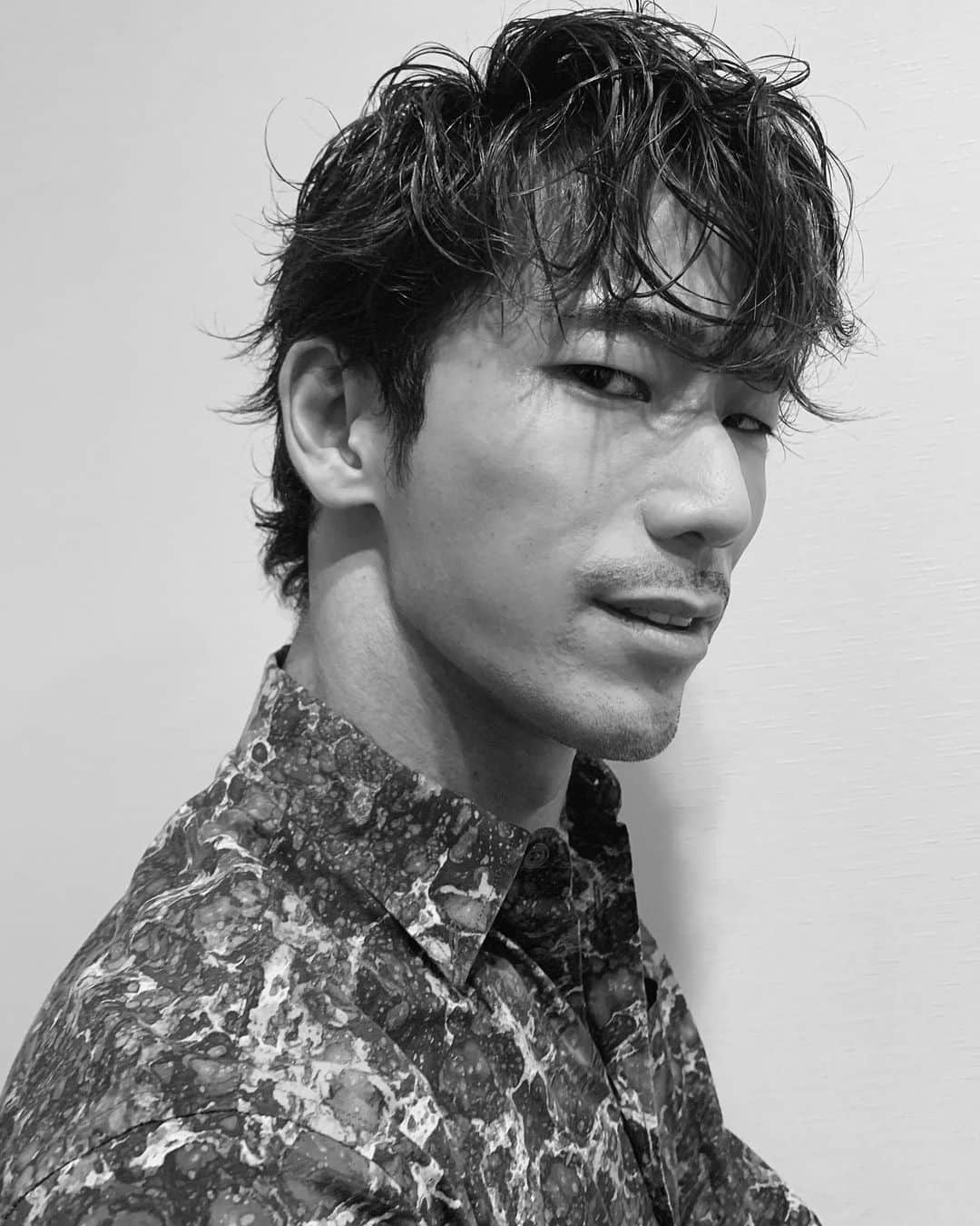 のインスタグラム：「今日は#エイプリルフール 🤥 江戸時代に初めて日本にエイプリルフールが伝わったときは#不義理の日 という意味だったそうです😲 ということで、今日はあえて本当の直己をみんなに3つ発表🤫  It's April fool today🤡 When the April fool culture came to Japan in the Edo era about 300 years ago for the first time, it's called “Ingratitude day.” At that time, people write letters to old friends to apologize for something ingratitude. It’s the opposite meaning of the modern era. Interesting!  #EXILE #三代目JSOULBROTHERS #三代目JSOULBROTHERSfromEXILETRIBE #三代目JSB #三代目 #3jsb #ldh #小林直己 #NaokiKobayashi #放浪兄弟 #Stayhome #うちで過ごそう  #お腹が冷えちゃうからTシャツの下にもインナー着たい派 #最近おうちでワイン飲んでる自分をかっこいいと思ってる #おうち引っ越して2ヶ月経って今日ようやくカーテンつけれた #まだ歌手になる夢を諦めてない#💪😤🎤」