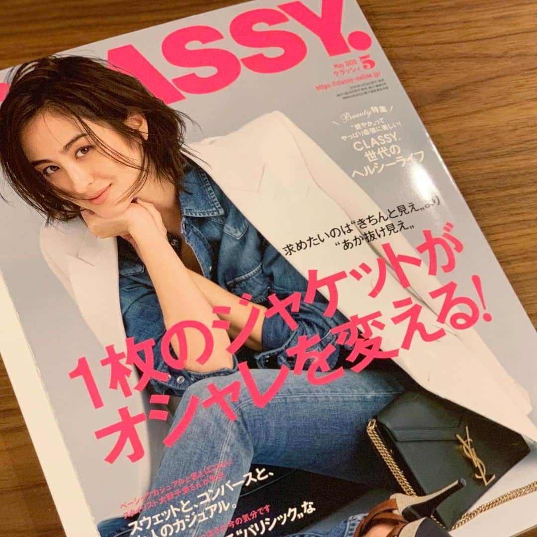 亀恭子のインスタグラム：「ジャケット好きにはたまらない、 一冊❤︎ . . . #classy #5月号 #jacket #fashion #mywork」