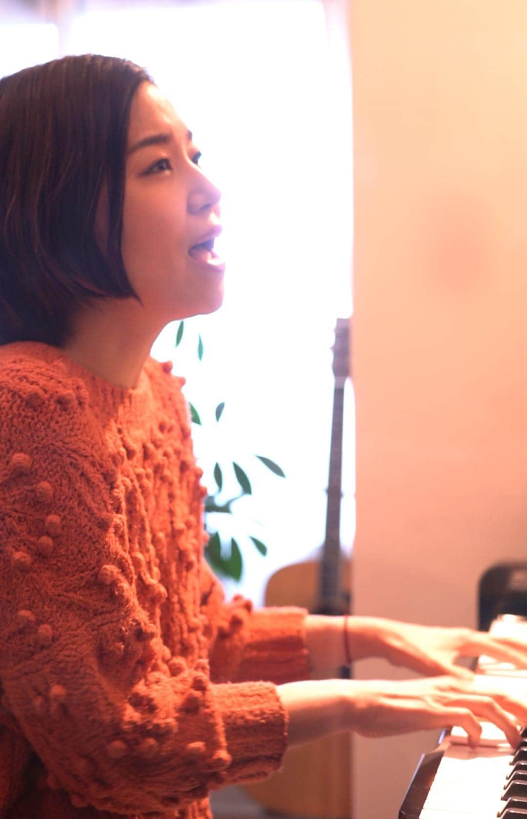 星村麻衣のインスタグラム：「2020年春、お花見の代わりに歌で少しでも桜を感じてもらえればと思い、弾き語りしてみました。 #桜 #花見 #お花見 #桜ソング#sakurabiyori #bleach  https://youtu.be/0aZ5ah0VvlM」