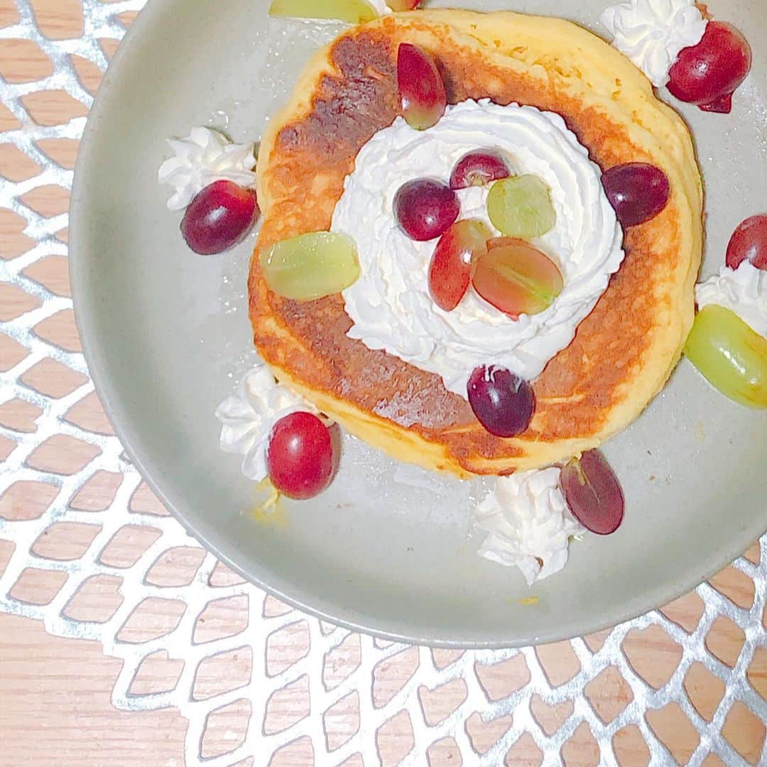 片桐優妃のインスタグラム：「#自粛めし . ①手作り感満載の#ぶどうパンケーキ ②ワンプレート#しょうが焼き (2人前) ③渋谷のモジャのワッフルチキンを真似したハイカロリーだけどおいしいやつ . #ごはん123 #パンケーキ #おうちごはん #chilewich」
