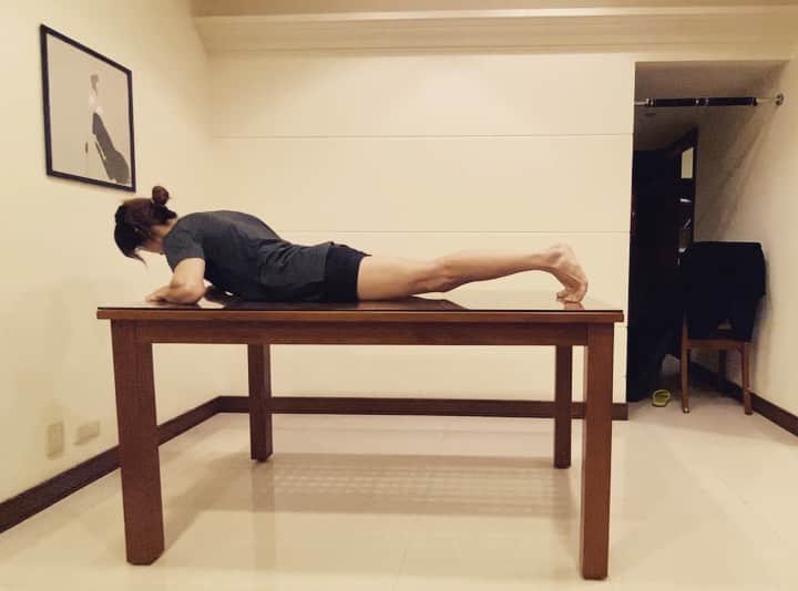 ホン・イン・リーのインスタグラム：「翻桌！居家運動~  #tableclimbingchallenge #homeworkout #居家運動 @thenorthface_tw」