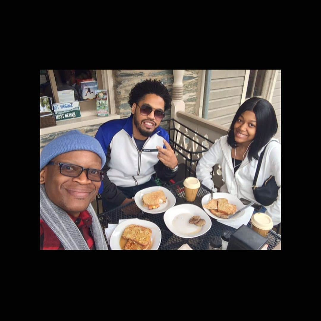 ラリー・ギリアード・Jrさんのインスタグラム写真 - (ラリー・ギリアード・JrInstagram)「That afternoon trip to the town of Harpers Ferry @harpersferrynps with bro in law @tonydesean and niece @jaiyatiffany . Walked along the Shenandoah river to where it meets the Potomac river. Followed some train tracks, which brought back a memory. Haha. Grabbed a meal. Did a little shopping. I usually do a nearby hike that looks down over the town, but this was my first time going into the town. Charming! Great day in hard times! #harpersferry #shenandoah #potomacriver #socialdistancing #2020」4月1日 22時09分 - thereallgjr