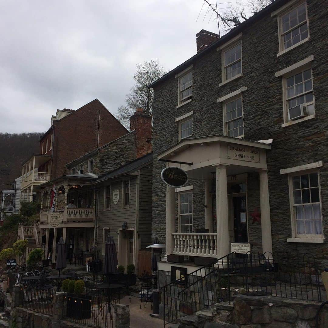 ラリー・ギリアード・Jrさんのインスタグラム写真 - (ラリー・ギリアード・JrInstagram)「That afternoon trip to the town of Harpers Ferry @harpersferrynps with bro in law @tonydesean and niece @jaiyatiffany . Walked along the Shenandoah river to where it meets the Potomac river. Followed some train tracks, which brought back a memory. Haha. Grabbed a meal. Did a little shopping. I usually do a nearby hike that looks down over the town, but this was my first time going into the town. Charming! Great day in hard times! #harpersferry #shenandoah #potomacriver #socialdistancing #2020」4月1日 22時09分 - thereallgjr