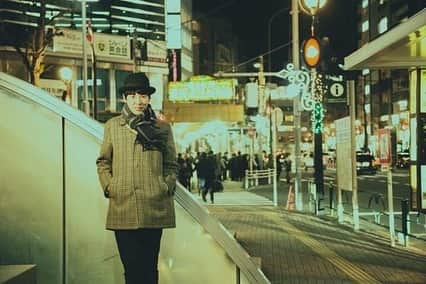 カジヒデキさんのインスタグラム写真 - (カジヒデキInstagram)「3月末にアップされた、webマガジン月刊旅色の「NIGHT OUT」のコーナーに出演させて頂きました。10代の終わりからよく訪れ、90〜00年代はかつて所属していたトラットリア/ポリスターレコードがあった恵比寿は、とても馴染み深い街です。渋谷系と言う言葉が生まれた頃、トラットリアは恵比寿系だよね、なんてよく言ったものです笑。お時間のある方は是非ご覧下さい。 ちなみに取材と撮影は2月初めの夕暮れ時に行われ、その日は急激に冷え込んだので、とても寒そうです。Vol.2は4月下旬にアップされる予定です。  https://tabiiro.jp/sp/book/monthly/202004/night_out/  撮影／倭田宏樹さん  #旅色 #恵比寿 #nightout #カジヒデキ #continuer」4月1日 22時02分 - hideki_kaji