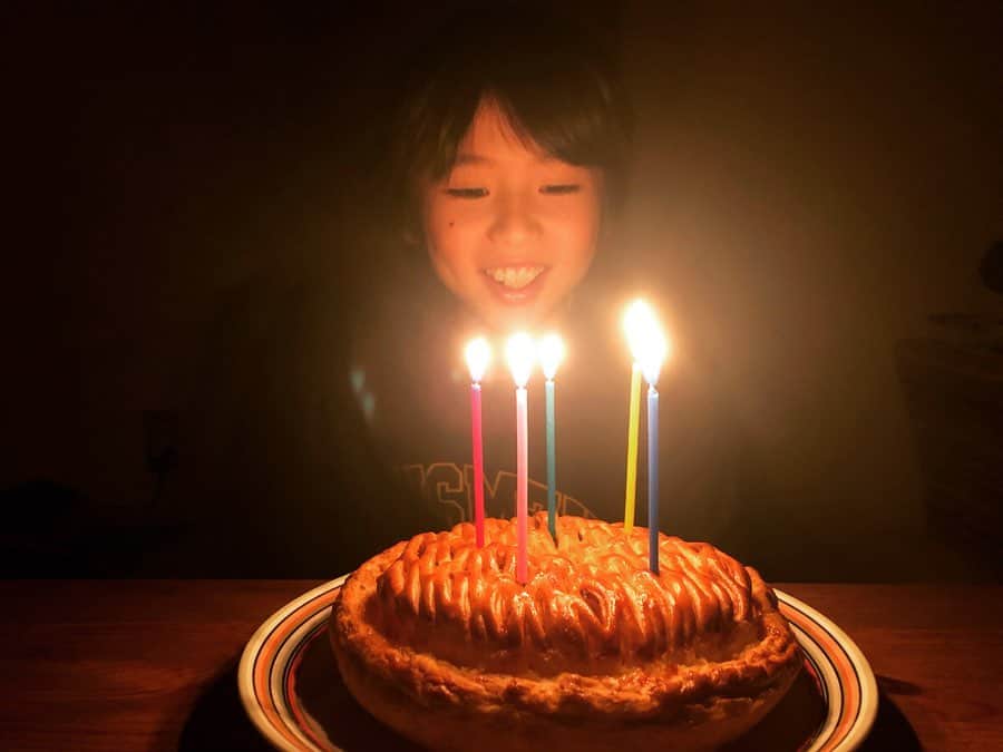 木庭弥生のインスタグラム：「10歳のお誕生日おめでとう🎂🎉 心も身体も健康で元気に大きくなってくれて母は幸せです☺️ 2020.04.01  #10歳誕生日」
