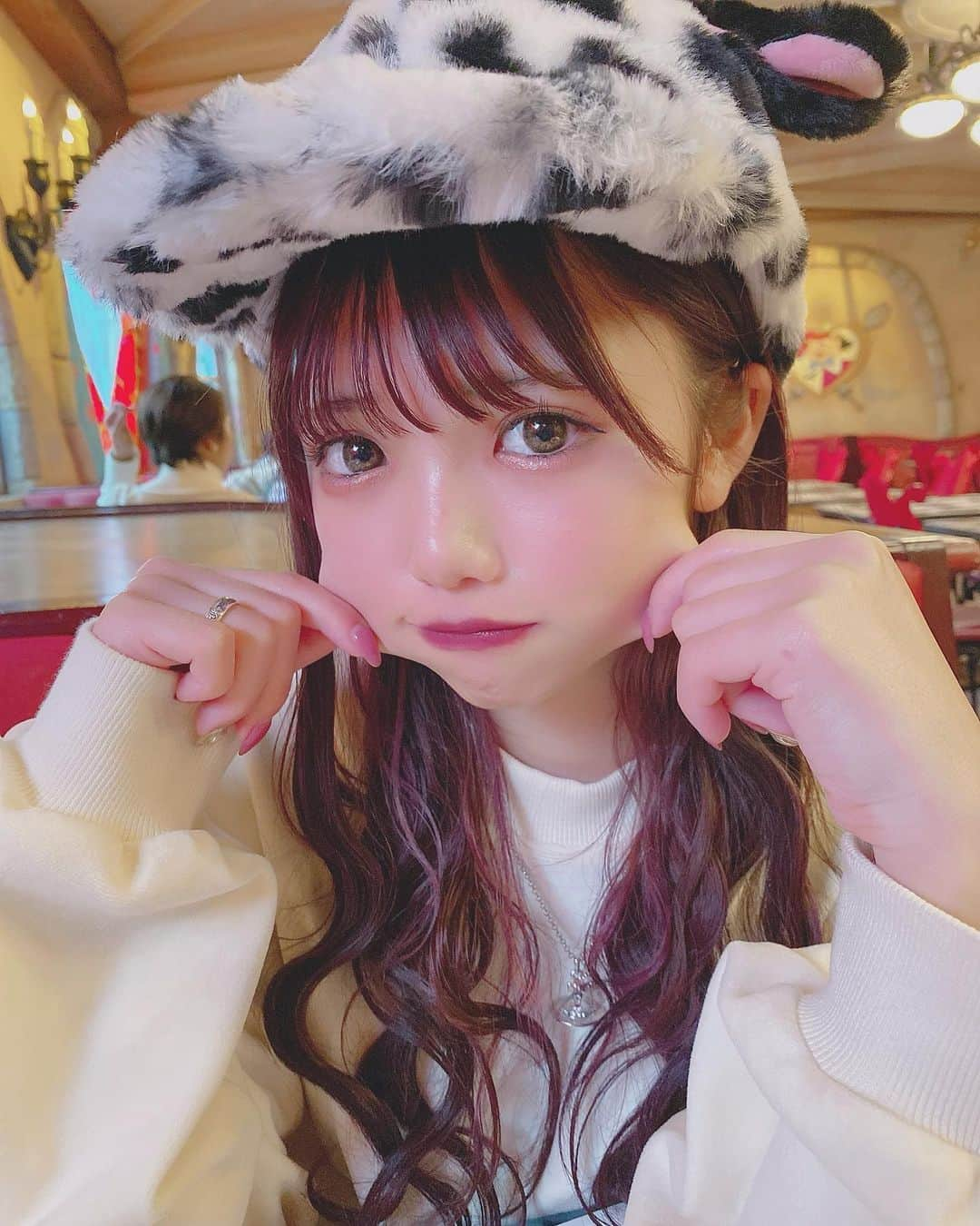 津代美月さんのインスタグラム写真 - (津代美月Instagram)「. こないだのYouTubeのででにー 🧏‍♀️ ここ大好きスポットになったのに なんでこんなやな顔してるんかわすれた 、 早く行けたらいいな  #ディズニーランド」4月1日 22時06分 - __tsushiromizuki