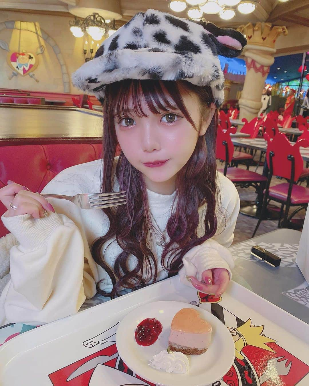 津代美月さんのインスタグラム写真 - (津代美月Instagram)「. こないだのYouTubeのででにー 🧏‍♀️ ここ大好きスポットになったのに なんでこんなやな顔してるんかわすれた 、 早く行けたらいいな  #ディズニーランド」4月1日 22時06分 - __tsushiromizuki