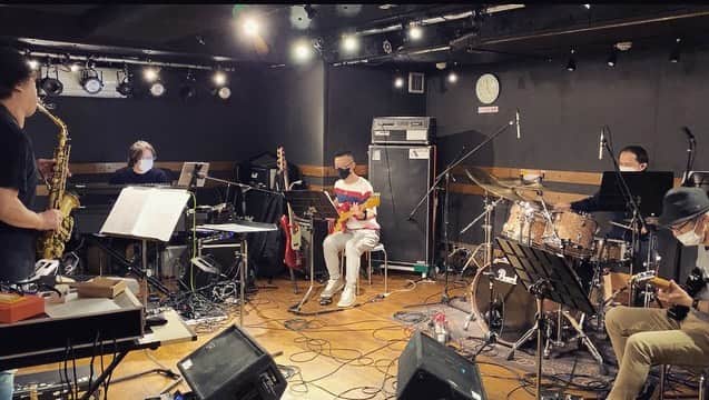 増崎孝司のインスタグラム：「2020年4月1日 音楽人にとって免疫力を上げるのは「音楽」しかない。 録音の仕事は勿論、先日はプライベートな密会に今日は先の見えない中でのDimension新作発表ツアーのリハーサル。仲間達との音楽談義や演奏、会うだけでも塞ぎ込みがちな心が上を向き始める。音楽は強烈な免疫力を生み出してくれる。このチカラを発揮出来る時が来るのを心から楽しみにしています。その時が1秒でも早く訪れる為にも、今は1人1人の社会人としての自覚と連帯意識を持って1日1日を歩んで行こう 早く皆んなに会いたいな」