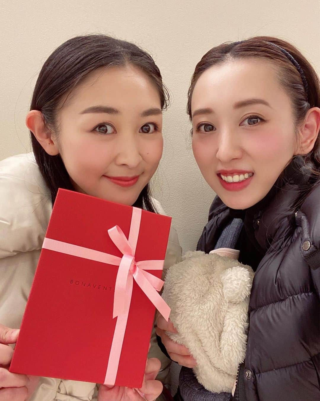 美夢ひまりさんのインスタグラム写真 - (美夢ひまりInstagram)「#お誕生日プレゼント﻿ ﻿ これは2月の中旬くらいだったかな？﻿ この時はまだ友達とランチしたりも出来ていたし、宝塚も公演していたな…。﻿ ﻿ たまたままりいと予定があった日に﻿ 「今日買っちゃおう！」って言ってくれて、すごくフライングでいつものメンバーからのお誕生日プレゼントを一緒に選んでくれました🎁﻿ ﻿ 今年はボナベンチュラのスマホケース。﻿ エトープ×サクラの手帳型🌸﻿ ﻿ すごく使いやすい❗️﻿ 手帳型はやっぱり安心。﻿ ﻿ 大切に使わせていただいています☺️﻿ ありがとう❤️﻿ ﻿ 安心して過ごせるようになったら またみんなで集まって、﻿ お茶とか飲んで喋って笑いたいな☕️﻿ ﻿ #いつメン#誕生日プレゼント#ボナベンチュラ#スマホケース#手帳型#安心安全#ありがとう﻿ ﻿ ﻿ ﻿ ﻿ ﻿ ﻿ ﻿」4月1日 22時18分 - himari_miyume