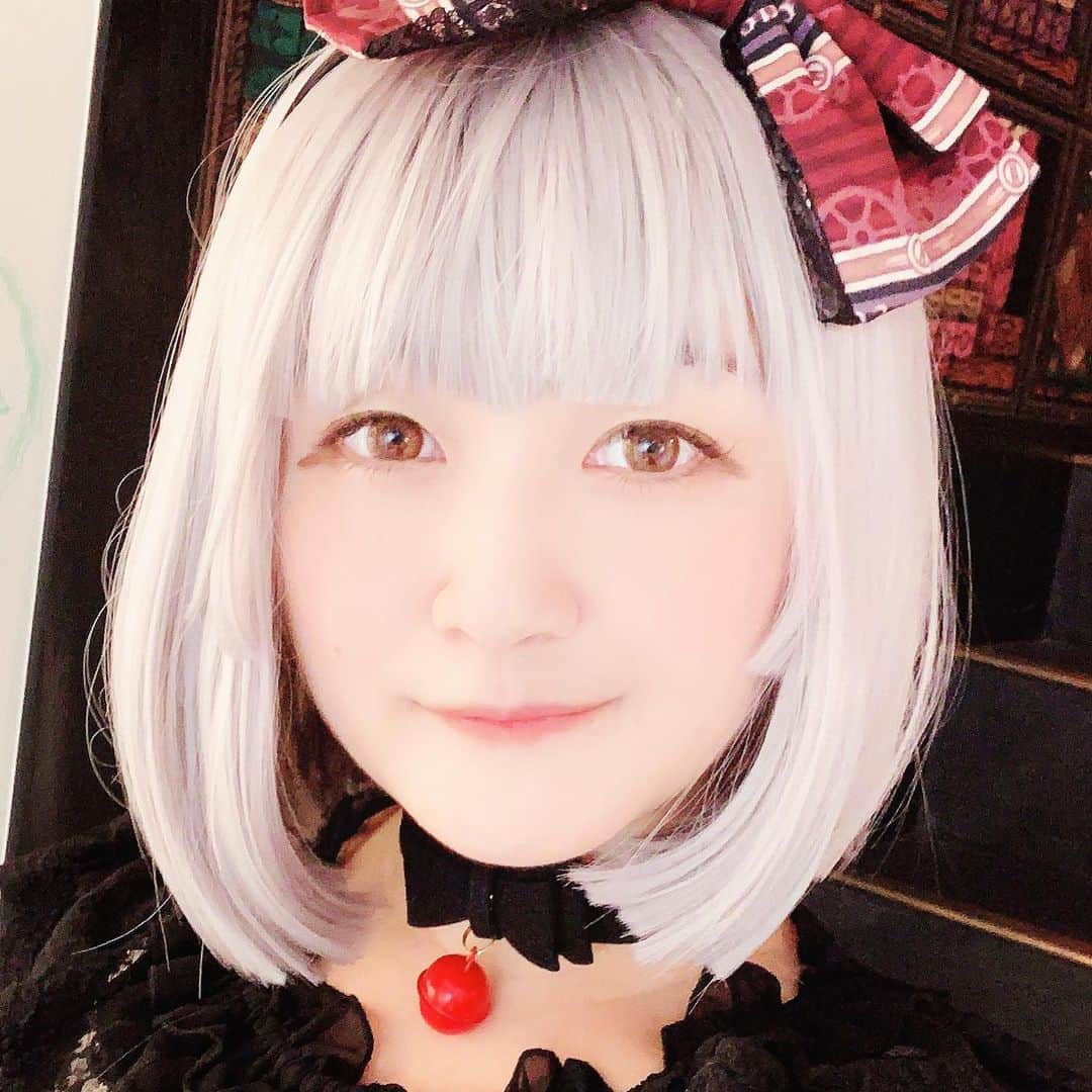 清水愛のインスタグラム：「今まで黒髪のウィッグで過ごしてきました。。。 実はこれが本来の姿です。。。 #エイプリルフール #うそ」