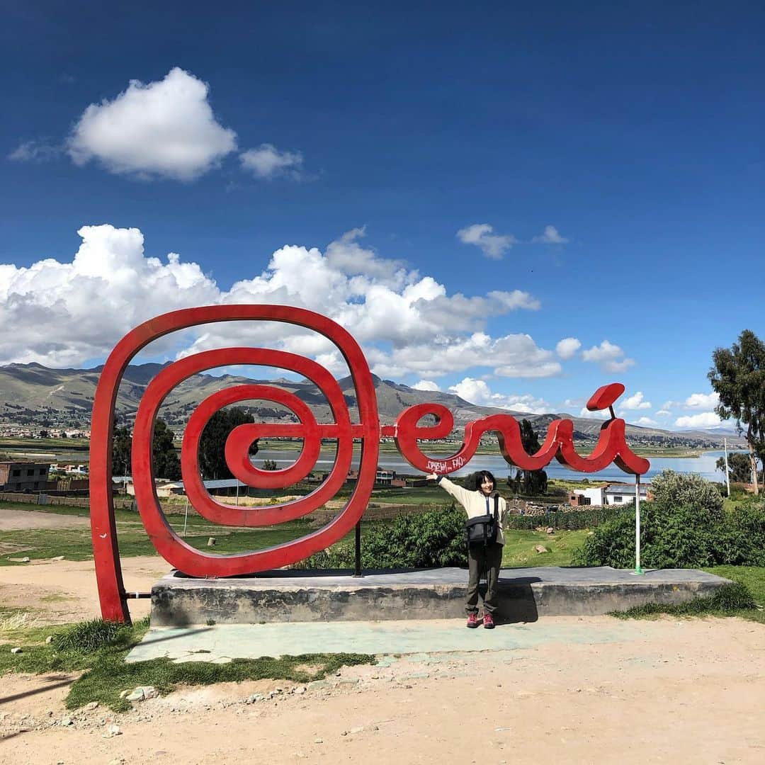 塩見珠希さんのインスタグラム写真 - (塩見珠希Instagram)「格好もポーズもださいけど、国境です。 ペルーとボリビアの国境です。 １年くらい前です。  #外出自粛で #思い出投稿 #ペルー」4月1日 22時13分 - _shiomi6