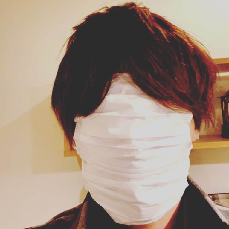古市憲寿さんのインスタグラム写真 - (古市憲寿Instagram)「マスク2枚。」4月1日 22時14分 - poe1985