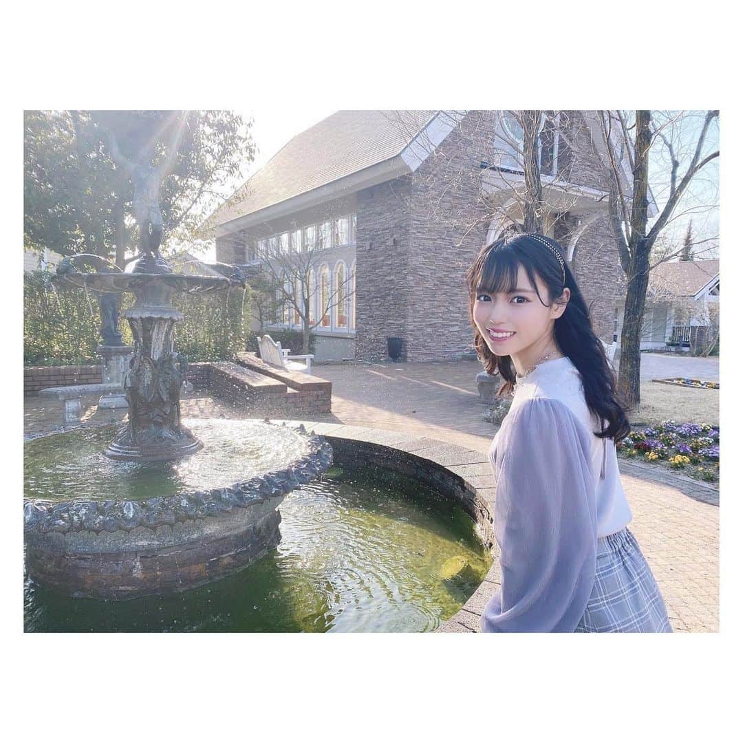 岩田陽菜さんのインスタグラム写真 - (岩田陽菜Instagram)「童話の世界って感じだ〜☺️⛲️✨﻿ ﻿ ﻿ #フォレストヒルズガーデン#広島#広島観光#foresthillsgarden#広島エアポートホテル#広島空港#コテージ#川#自然#童話#噴水#お花#flower#春#spring#tops#nice#skirt#ankrouge#ヘアアレンジ#巻き髪#カチューシャ」4月1日 22時16分 - hina_naso_stu48