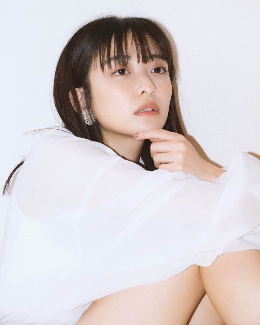 斉藤瑞季のインスタグラム：「今日から4月か。 気持ちを切り替えていこう！  #ヘアメイク #春メイク #オレンジメイク #ホワイトコーデ #春コーデ #艶メイク #オーガニックコスメ #テラコッタカラー #ピンクネイル #ヘアモデル」