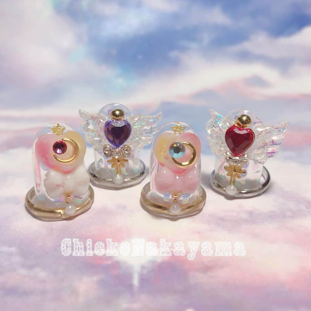 なかやまちえこのインスタグラム：「@stampnailring にてなかやまかちえこハンドメイド #リングネイル シリーズ✨ 本日04/01 12:00-から新作販売開始となっております✨✨⠀ 魔法少女シリーズ！！⠀ 今回の入荷分はあと残り1点となりました😌🙏✨右から二番目のハートのステッキがございます✨⠀ ご購入くださった皆様ありがとうございます😊！ぜひいろんなところにご一緒にお出かけしてあげて下さい😌😌😌🙏✨❤️⠀ 1点1点手作りの為同じお色の組み合わせのデザインはありませんので、気になる方はお早めに😌🙏✨✨ ⠀ ご購入は @stampnailring  のプロフィールから販売サイトに飛んでいただくか、ストーリーから飛べます！🕊 ⠀ #リングネイル は指先に #リング をはめていただくのみの取り外し簡単に爪先のオシャレを楽しめる商品です✨⠀ ⠀ #スタンピングネイルリング のアカウントのストーリーハイライトのところからもショッピングサイトに飛べます！⠀ よろしくお願い致します😌🙏🙏✨⠀ ⠀ #nail #nails #nailart #ネイル #美甲 #ネイルアート  #japanesenailart #manucure #japanesenails #manicurist #gelnails #أظافر #네일아트 #vẽmóng #ngườiđẹp  #เพ้นท์เล็บ #искусствоногтя #artedeuñas #เพ้นท์เล็บเจล #ジェルネイルデザイン #ネイルデザイン #senikuku #nagelkunst #ゆめかわネイル #オーロラネイル #ゆめかわいい⠀⠀ ・意匠登録済（デザイン特許）STAMPNAIL ・実用新案登録済（使い方特許）STAMPNAIL」