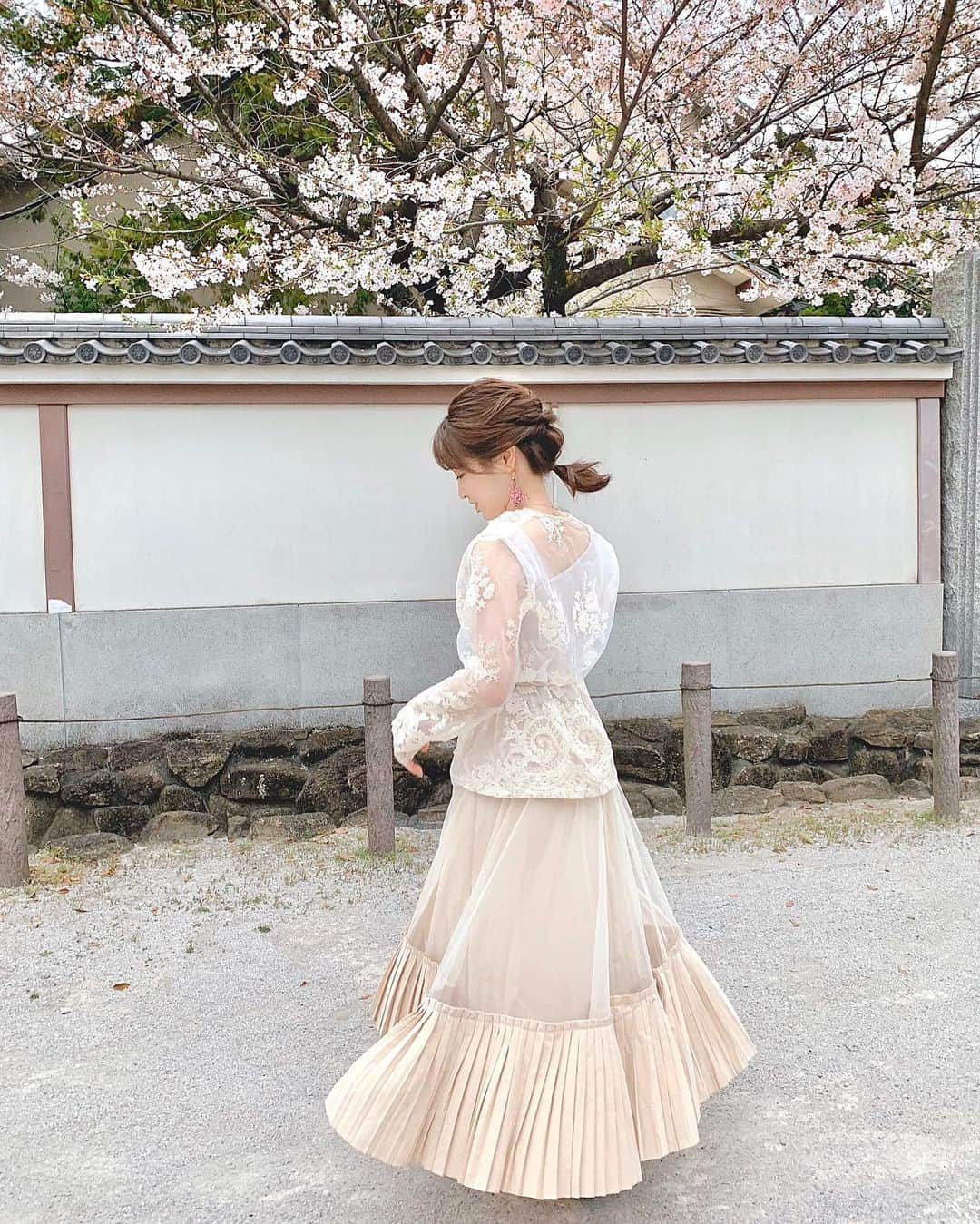 大野愛友佳さんのインスタグラム写真 - (大野愛友佳Instagram)「2週間前くらいの桜かなぁ🌸 . . オーガンジーのトップスと シースルーのプリーツスカート。 長くお世話になってる、 @chicwish.japan @chicwish ♡ . 春のシアー感がすき。 . ラティスのドライフラワーピアスも 高見えすぎておきにいり🌸 . . . おうちにいるとお買い物がすすむ、すすむ🙂 それもいいこと。 . おうち時間でしたいこと たくさんありすぎて、 逆にバタバタとしている、わたし。😳 . いい経験ね . これからの長期戦、 みんなの自粛の気持ちが、途切れないように。。🙏 . . . #春コーデ#オーガンジーブラウス #シースルートップス#ホワイトコーデ #東京桜#休日コーデ#おさんぽ日和 #chicwish#chicwishjapan#springcoordinate」4月1日 22時36分 - ohnoayuka