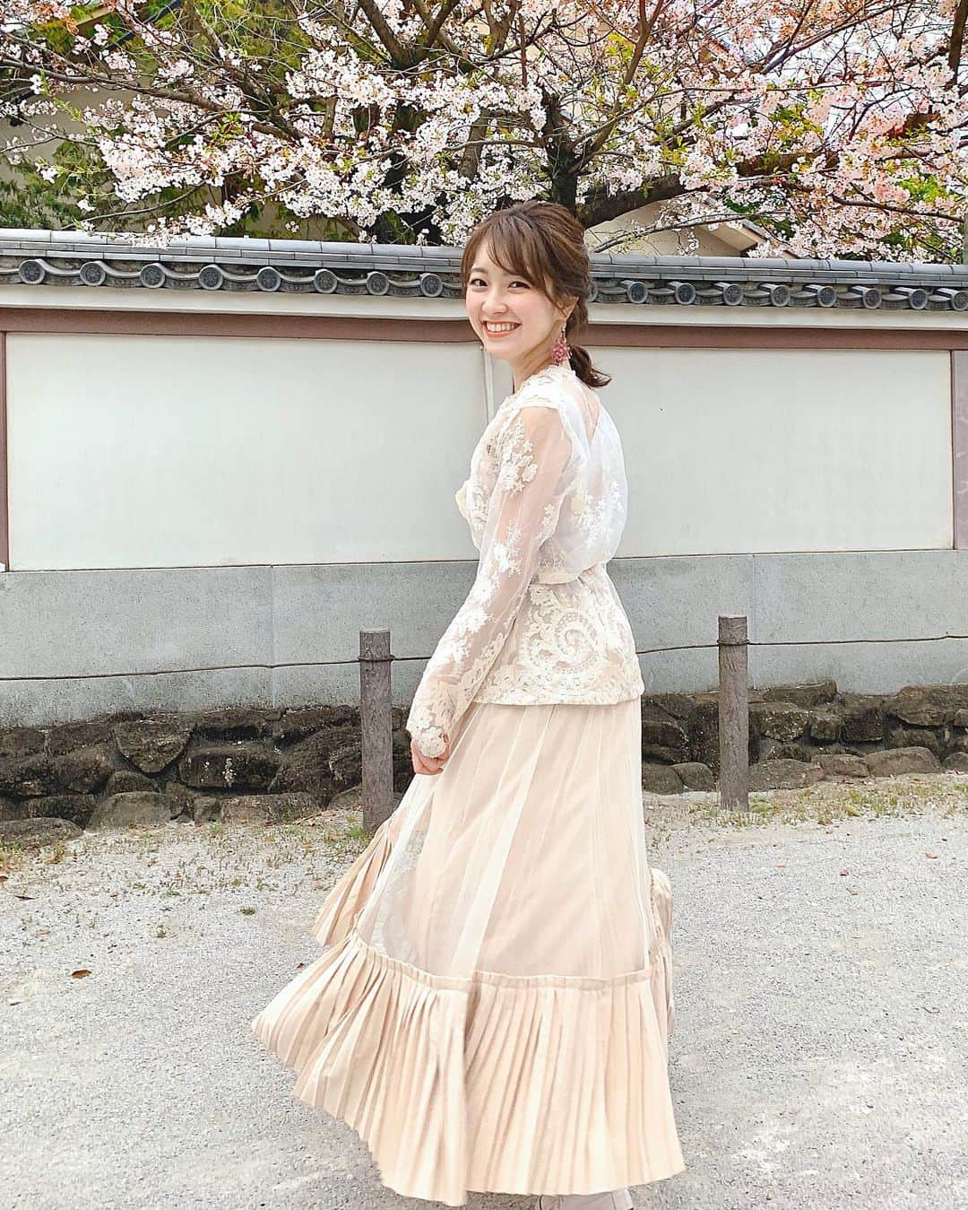 大野愛友佳さんのインスタグラム写真 - (大野愛友佳Instagram)「2週間前くらいの桜かなぁ🌸 . . オーガンジーのトップスと シースルーのプリーツスカート。 長くお世話になってる、 @chicwish.japan @chicwish ♡ . 春のシアー感がすき。 . ラティスのドライフラワーピアスも 高見えすぎておきにいり🌸 . . . おうちにいるとお買い物がすすむ、すすむ🙂 それもいいこと。 . おうち時間でしたいこと たくさんありすぎて、 逆にバタバタとしている、わたし。😳 . いい経験ね . これからの長期戦、 みんなの自粛の気持ちが、途切れないように。。🙏 . . . #春コーデ#オーガンジーブラウス #シースルートップス#ホワイトコーデ #東京桜#休日コーデ#おさんぽ日和 #chicwish#chicwishjapan#springcoordinate」4月1日 22時36分 - ohnoayuka