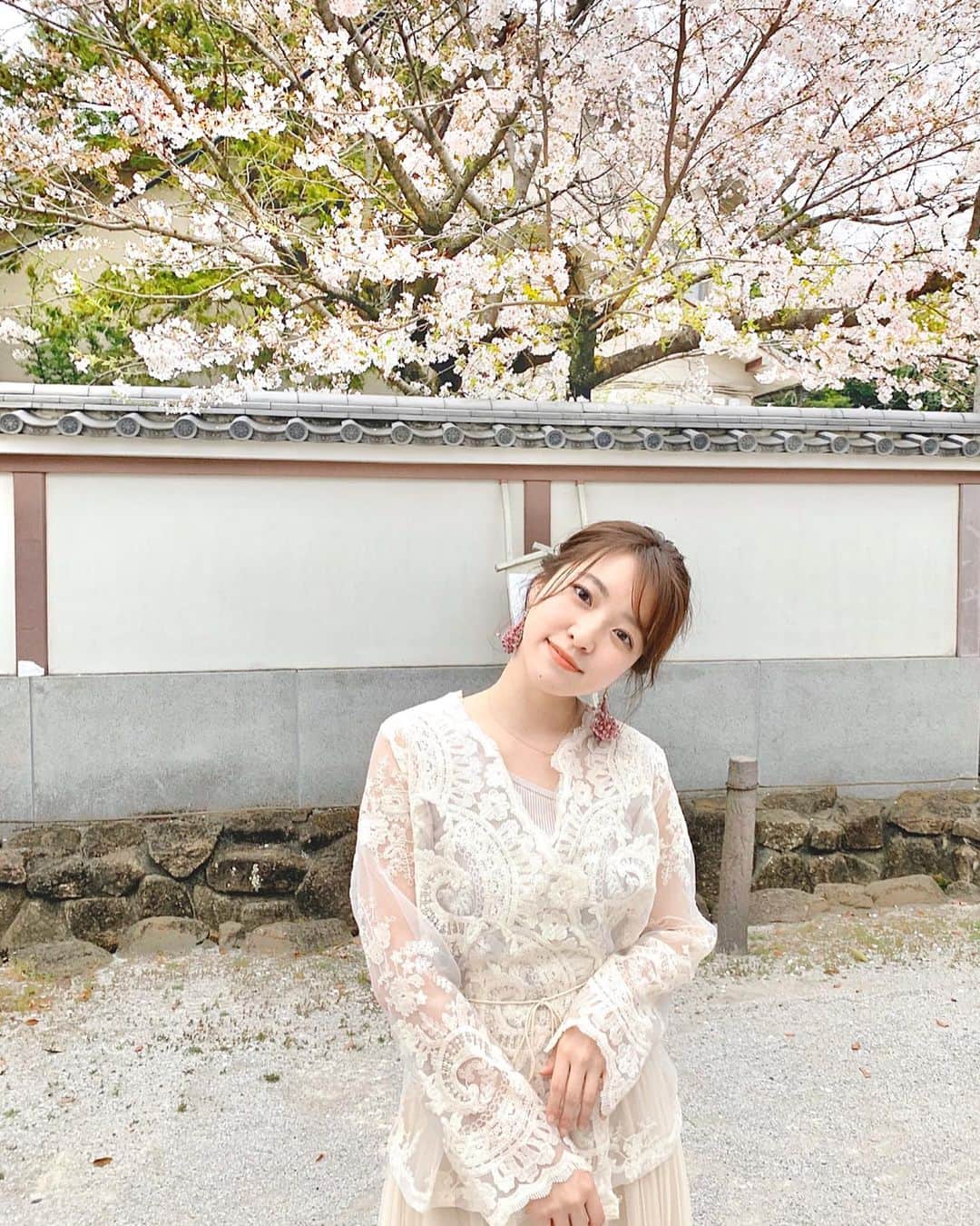 大野愛友佳のインスタグラム：「2週間前くらいの桜かなぁ🌸 . . オーガンジーのトップスと シースルーのプリーツスカート。 長くお世話になってる、 @chicwish.japan @chicwish ♡ . 春のシアー感がすき。 . ラティスのドライフラワーピアスも 高見えすぎておきにいり🌸 . . . おうちにいるとお買い物がすすむ、すすむ🙂 それもいいこと。 . おうち時間でしたいこと たくさんありすぎて、 逆にバタバタとしている、わたし。😳 . いい経験ね . これからの長期戦、 みんなの自粛の気持ちが、途切れないように。。🙏 . . . #春コーデ#オーガンジーブラウス #シースルートップス#ホワイトコーデ #東京桜#休日コーデ#おさんぽ日和 #chicwish#chicwishjapan#springcoordinate」