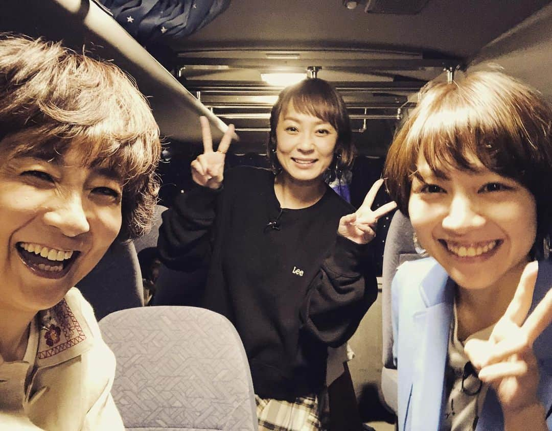 藤田朋子さんのインスタグラム写真 - (藤田朋子Instagram)「4月3日(金) 日本テレビ系『ヒルナンデス！』 ロケバスで📷 #佐藤仁美ちゃん #吉谷彩子ちゃん 楽しいロケ😍 #三色ショッピング #何色の何 #今回はうまくコーデできたかな」4月1日 22時34分 - chiendormant