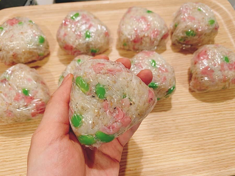 ぐんじりなのインスタグラム：「. 春色おにぎり🙂♡ 大学の時からよく作ってた おにぎりレシピ！ . ■玄米　二合 □枝豆　多めに ■ハム　5〜6枚 □塩・胡椒・いりごま . 炊き上がった玄米に全部混ぜて終わり！ 私は辛いものが好きだから胡椒かなり多めに入れてます👨🏼‍🍳 食感出るから枝豆も多めが美味しいよ👨🏼‍🍳 玄米炊く時はお塩をひとつまみ忘れずに！ たくさん作って冷凍保存すると楽ちんだよ👨🏼‍🍳 . . #おにぎり　#おにぎりレシピ　#作り置き」