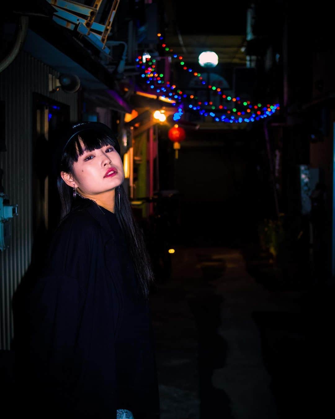 新野彩乃のインスタグラム：「夜の大須、何回行っても雰囲気好きやし毎回発見あって楽しい。⛩ . 練習で〜って言ってたけど、めちゃくちゃ良い感じに撮ってくださってありがとうございました！ また是非🙏 . . #portrait #photo #photograph #photography #被写体 #model」