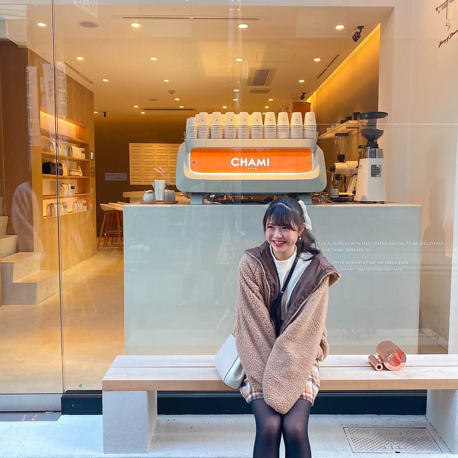 出口結菜さんのインスタグラム写真 - (出口結菜Instagram)「《🦌#奈良　#CHAMI》﻿ ﻿ ☕️カフェラテ　(¥500税込)﻿ ﻿ ﻿ ならまちにあるコーヒー専門店﻿ ﻿ ﻿ 店内は天井が高かったり、白で統一感があって休憩場所にぴったり！﻿ ﻿ ﻿ 私はカフェラテにしたんやけど、可愛いデザインは目の前で作ってくれるから見てても楽しい☺︎﻿ ﻿ 私が苦いコーヒー苦手だからなぁって悩んでたら、甘くしますねって言って甘くしてくれましたっ﻿ ﻿ ﻿ \何時間でも居れる❤︎/﻿ ﻿ _________________________________________________﻿ ﻿ ❤️ 奈良市角振新屋町6-2 ﻿ 💗近鉄奈良駅>🚶‍♀️3分﻿ 💛不定休﻿ 💚10時〜18時﻿ 💙座席数:約25席﻿ 🤍テイクアウトOK.﻿ 🤎コンセント有﻿ ___________________________________________________ ﻿ #奈良カフェ#ならまち#ならまちカフェ﻿ #ならまち散策 #カフェ巡り ﻿ ﻿#ラビグルメ ﻿ ﻿ ﻿」4月1日 22時40分 - yui_laby0622