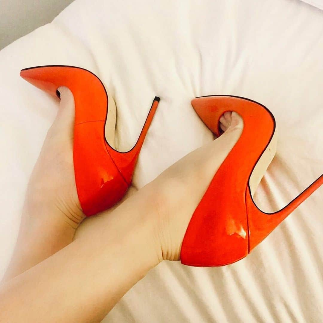 ブライアンアトウッドさんのインスタグラム写真 - (ブライアンアトウッドInstagram)「Quarantine Life.... If you have to stay inside why not have Fabulous shoes!!! @theprettymess is kicking up her heels!!! For more info on my FM pumps email: clientservices@brianatwood.com #fmpump #130mm #red #skyhigh #aickshoes #legs #madeititaly #fashion #brianatwood」4月1日 22時54分 - brian_atwood