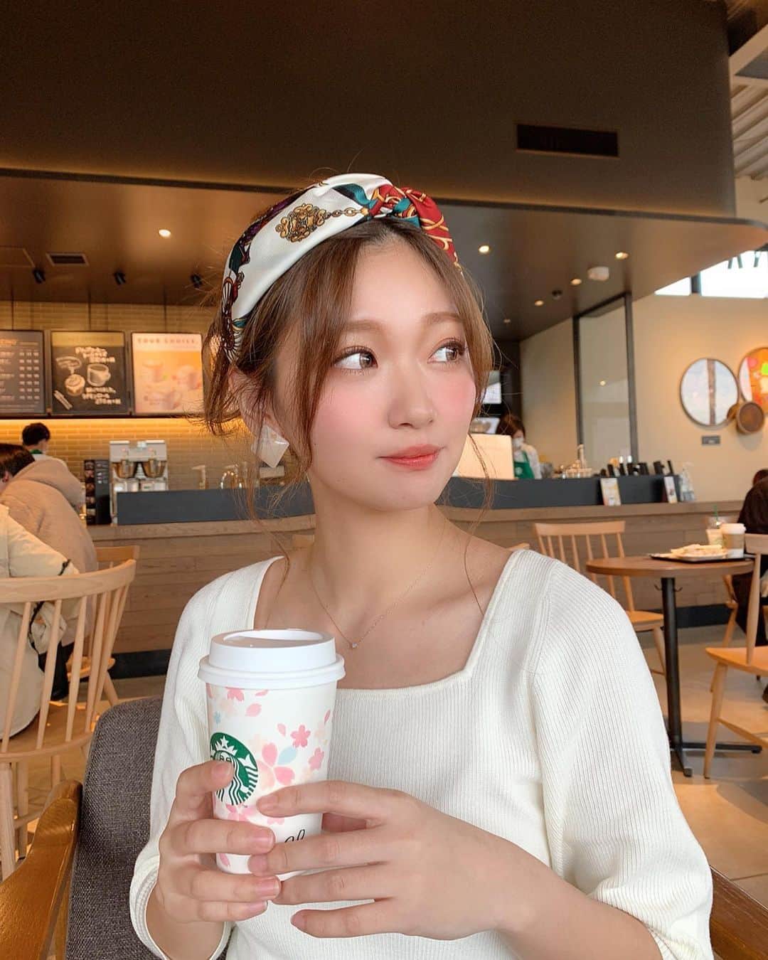 いっちゃん/嶋津 いつみのインスタグラム：「. . 今日は1日、どうぶつの森しようと 思ってたのに なんだかんだやる事多くて 今からどうぶつの森タイム🤓✨w . . . . ちなみに私の島の特産は桃🍑でした💓 . . . . . . 写真でつけてるターバンは 少し前に @_.irodori._  さんで オーダーしたオリジナルターバン❤️ . . . 理想通りの仕上がりで 色味も使いやすいから 色々セルフアレンジしたいなー🤔⭐️ . . . . . あ。ミキティも作ってたから 2人でよーへーさんにおしゃれアレンジして貰おうと 企んでるのはここだけの話🤪✨ww . . . . . . #関西  #関西サロモ  #サロンモデル #サロモ #いっちゃん  #フリーモデル #関西モデル  #あざといっちゃん #かわいっちゃん #いっちゃんコーデ #ブライダルモデル #アレンジモデル #ヘアカラー  #ヘアアレンジ  #ロングヘア #スーパーロング  #イロドリ #ヘアターバン #スカーフ柄」