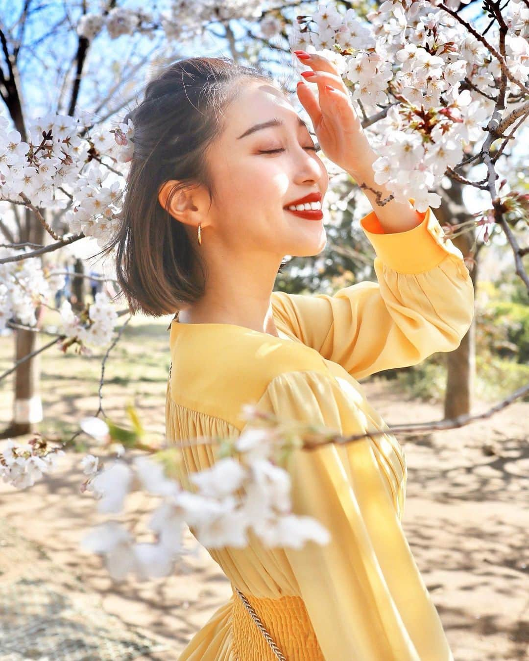 梅谷安里さんのインスタグラム写真 - (梅谷安里Instagram)「去年の写真🌸 桜の写真見てたら癒されるね🌸 みんな手洗いうがい😷してね👏 OYASUMI😴 #SAKURA#🌸#桜 #cherryblossom 去年と髪型が1ミリも変わってない。笑 変わったんは眉毛かな🤣」4月1日 22時51分 - anriworld