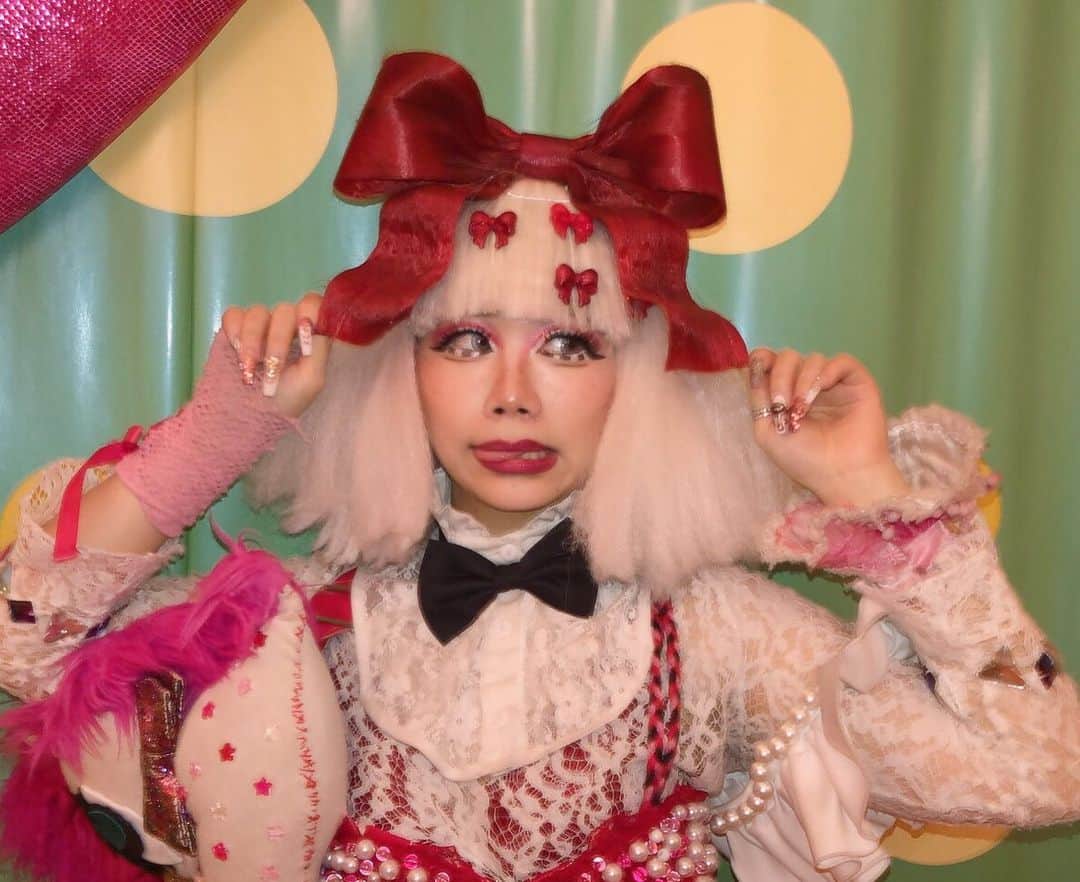 KAWAII MONSTER CAFEさんのインスタグラム写真 - (KAWAII MONSTER CAFEInstagram)「❤️girly・ribbon ・emotional❤️﻿ MONSTERGIRL🎀DOLLY🎀﻿ ﻿ She is always Selfish💔💔﻿💔 She's a “DOLL” but she's full of emotions❤️❤️❤️﻿ ﻿ She became too emotional and the unicorn exploded🦄💥💥💥 ﻿ #staysafestaykawaii ﻿  #kawaiimonstercafe #monstercafe #カワイイモンスターカフェ  #destination #tokyo #harajuku #shinuya #art #artrestaurant #colorful #color #pink #cafe #harajukufashion #traveljapan #triptojapan #japan #colorfulfood ##takeshitastreet #harajukustreet #harajukugirl #tokyotravel #onlyinjapan #monstergirlharajuku #monstergirl」4月1日 22時53分 - kawaiimonstercafe