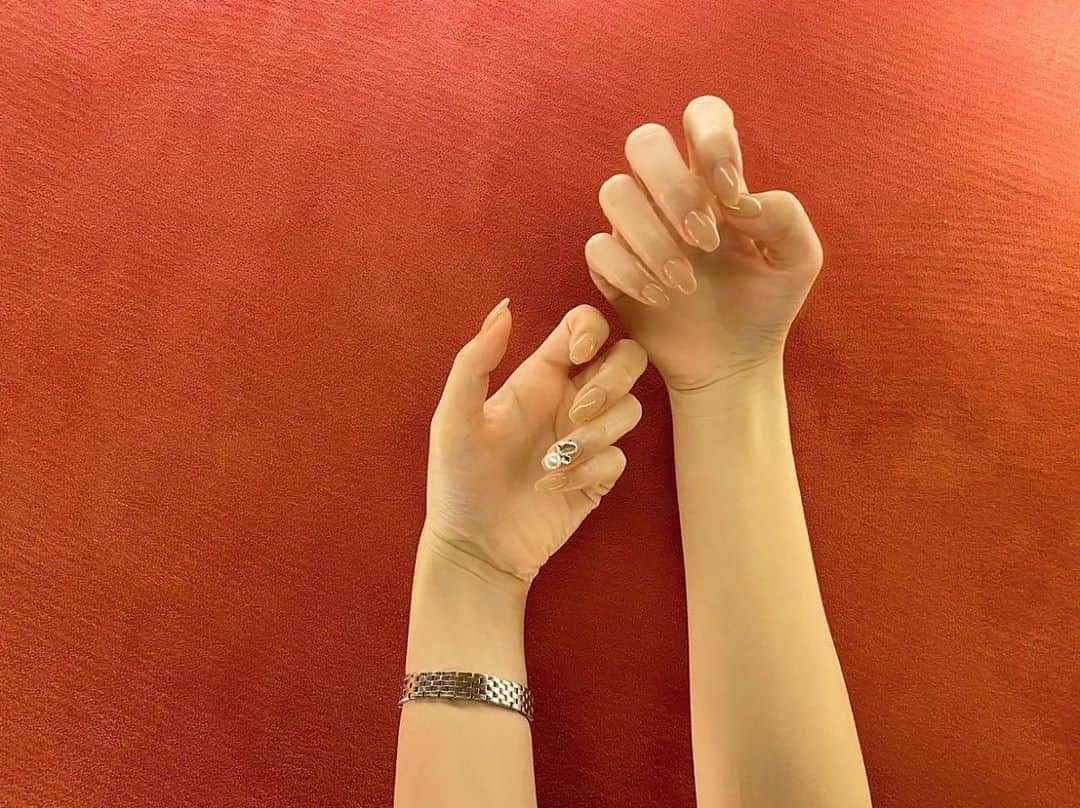 のインスタグラム：「今日からOpenの @layla0327 のサロン @salon_doudou にネイルしに行ってきたよ❤️ この状況やし、本人も悩んでたけど 無事に念願のサロンをOpenする事ができて良かったね😌✨ お店の雰囲気もさすがれいら！！ すごくオシャレやし、コラーゲンマシーンもあって 次は絶対やろうと企んでる🙄❣️（笑） そして、今回はいつもとは印象を変えて ビジューをつけてもらいましたよん😍 次はどんなネイルにしてもらおうか、、、 爪を見る度に元気もらえます。 心斎橋にあるので皆さんもぜひ行ってみてくださいね💕 本当におめでとう🎊㊗️」