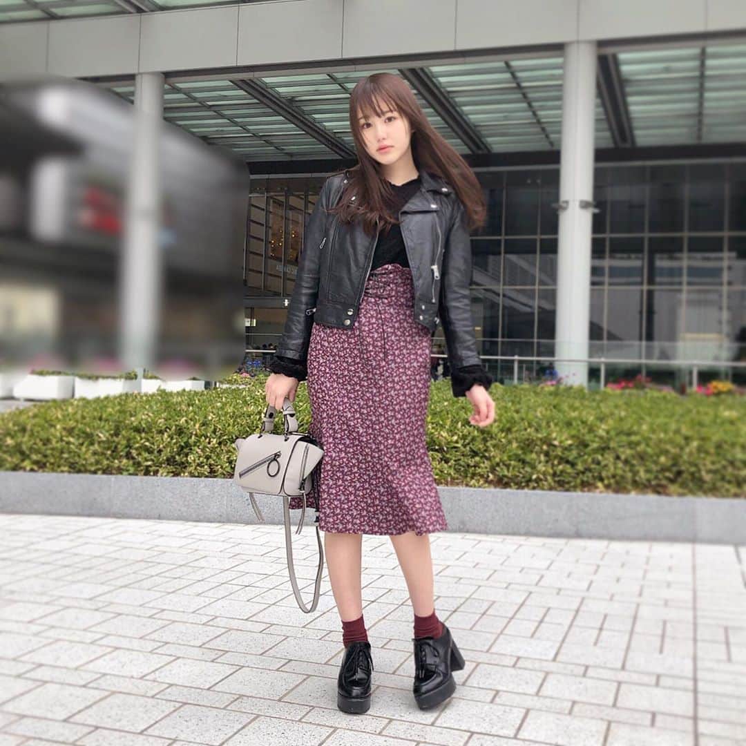 伊藤小春のインスタグラム：「・﻿ 珍しく全身で撮ったときの。笑﻿ 身長は157cmです！うーん！超平均！﻿ ﻿ ﻿ #meltthelady のマーメイドスカート、くびれた形が綺麗でとてもお気に入りです☺️❕﻿ ﻿ ﻿ 飲んでるのは大好きなアールグレイのティーラテ、オールミルクです🍂ここ日本一高い場所にあるスタバらしいよ﻿ ﻿」