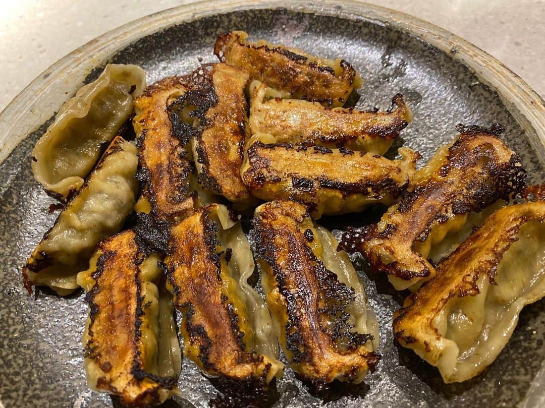 上江洌清作さんのインスタグラム写真 - (上江洌清作Instagram)「拳を忘れるくらい  餃子を欲してました🥟😘🤙🌴w  #もずく餃子  #沖縄県産品  #最近のストック餃子」4月1日 23時12分 - 00800