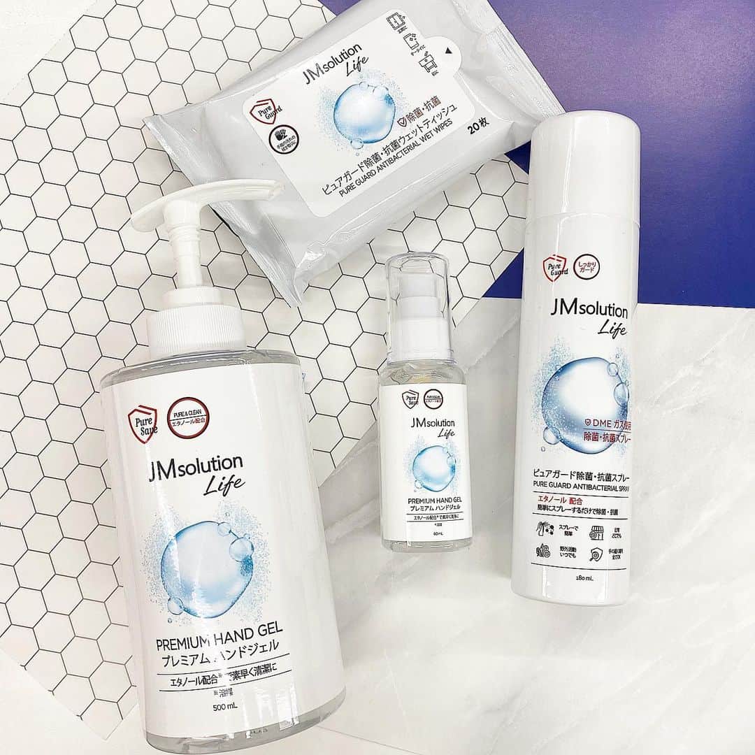 Mika Jimboさんのインスタグラム写真 - (Mika JimboInstagram)「今日からJM solution lifeというブランドの除菌グッズが販売になるので情報をいち早く共有させてもらいます‼️. . . 除菌グッズが足りてないこのご時世に頑張って作ったジェル、スプレー、シートでみんな生活を守ってね😭. . . . 販売店舗は全国ドラッグストア(マツキヨは無い)、ヴィレッジヴァンガード、家電量販店、ドンキホーテ、イオングループ、ホームセンターなどなどとにかく色んなところに導入されるので全国の人、ゲットしてね‼️. どこに売ってたかとかストーリーとかここのコメント欄で共有しあいたいと思ってます🙋🏽‍♀️. . . おすすめはスプレーとジェル。 スプレーはスマホに直接吹きかけられたりコートに吹き掛けたり出来るからかなり使いやすくて玄関に一本置いておいて帰ってきたら吹きかけるのがベスト👍. . . ジェルも大容量もいいし、持ち歩き用サイズもいい🥺. . . とにかく手に入らないタイミングだから見つけたらぜひゲットしてね‼️. . . わたしも見つけたら買って、自分の分以外も変えたら手に入らなかった人にプレゼント企画しようかなと思ってる‼️(ストーリーで) . . みんなでコロナウイルスに負けずがんばろうね‼️. . . #jmsolutionlife #JM除菌#除菌ジェル#除菌スプレー#除菌シート#販売店舗みんなで拡散しよう#コロナに負けるな#コロナに負けない#手洗いうがい忘れずに」4月1日 23時06分 - mikajimbox