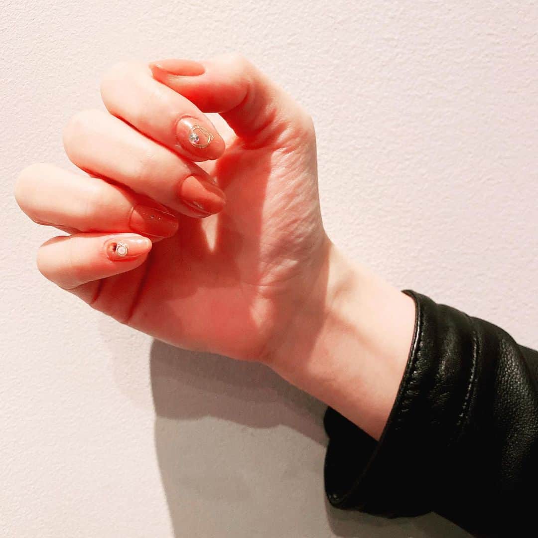 新原ミナミのインスタグラム：「せっかくだから、右手と左手💅  やっぱり利き手だから右手が難しいのよなぁ〜... #ネイル #セルフネイル　#nail」