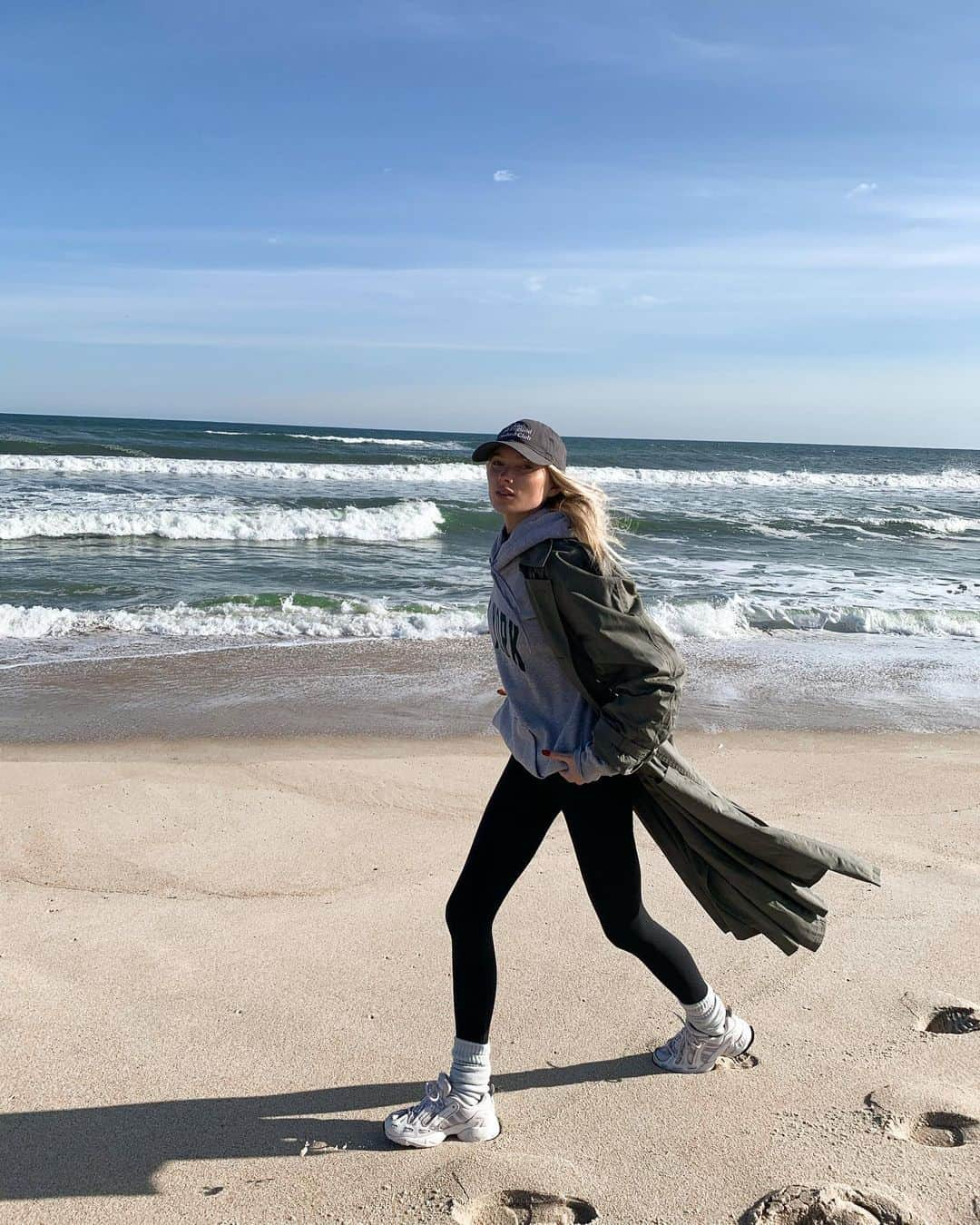 エルザ・ホスクさんのインスタグラム写真 - (エルザ・ホスクInstagram)「Grateful for some air after over 2 weeks inside. We took the car and went to an empty beach for a walk and then straight back to our house. More than ever so grateful for nature. We sat and watched the waves and I have never looked at nature this way before. It was beyond beautiful... May we never take it for granted 💙」4月1日 23時16分 - hoskelsa