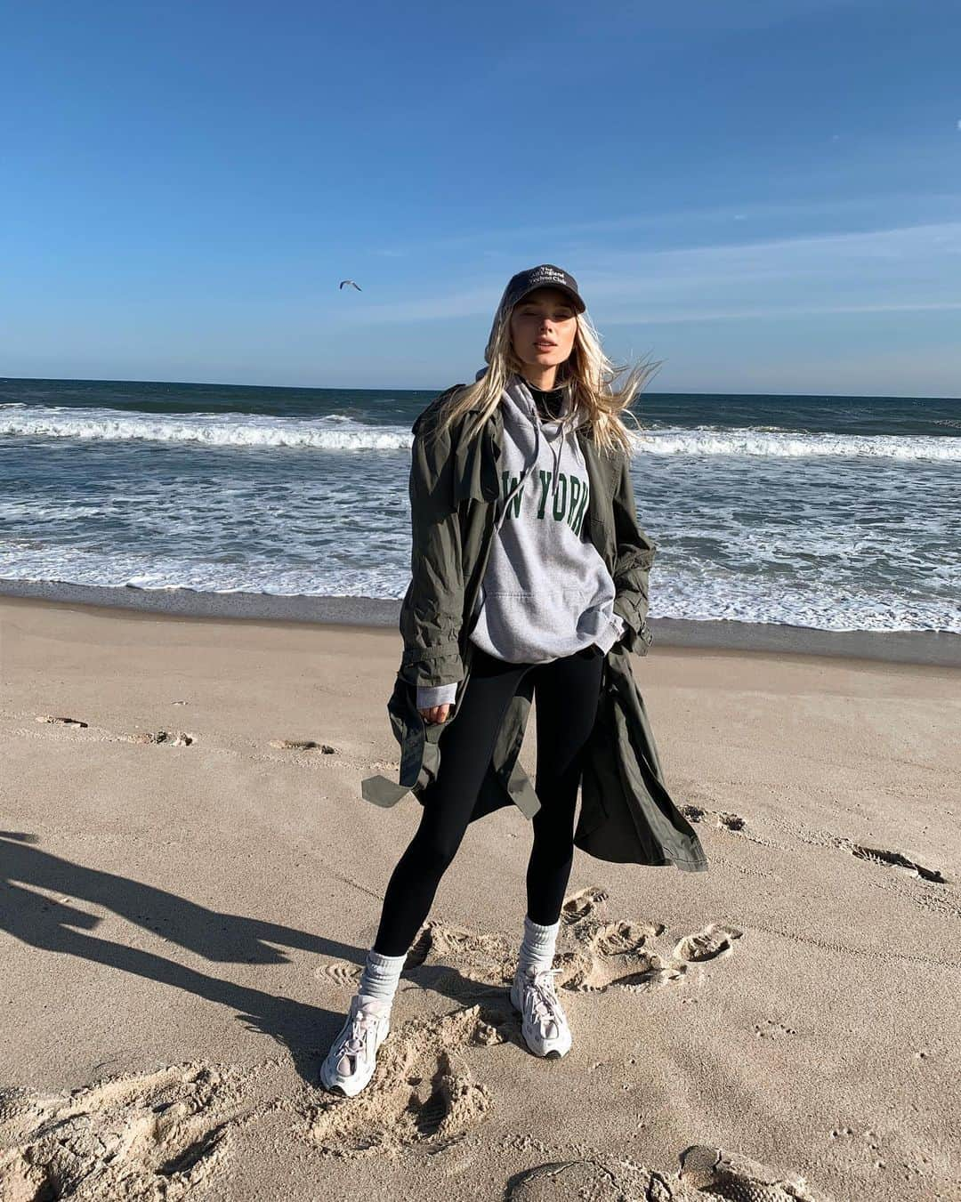 エルザ・ホスクさんのインスタグラム写真 - (エルザ・ホスクInstagram)「Grateful for some air after over 2 weeks inside. We took the car and went to an empty beach for a walk and then straight back to our house. More than ever so grateful for nature. We sat and watched the waves and I have never looked at nature this way before. It was beyond beautiful... May we never take it for granted 💙」4月1日 23時16分 - hoskelsa