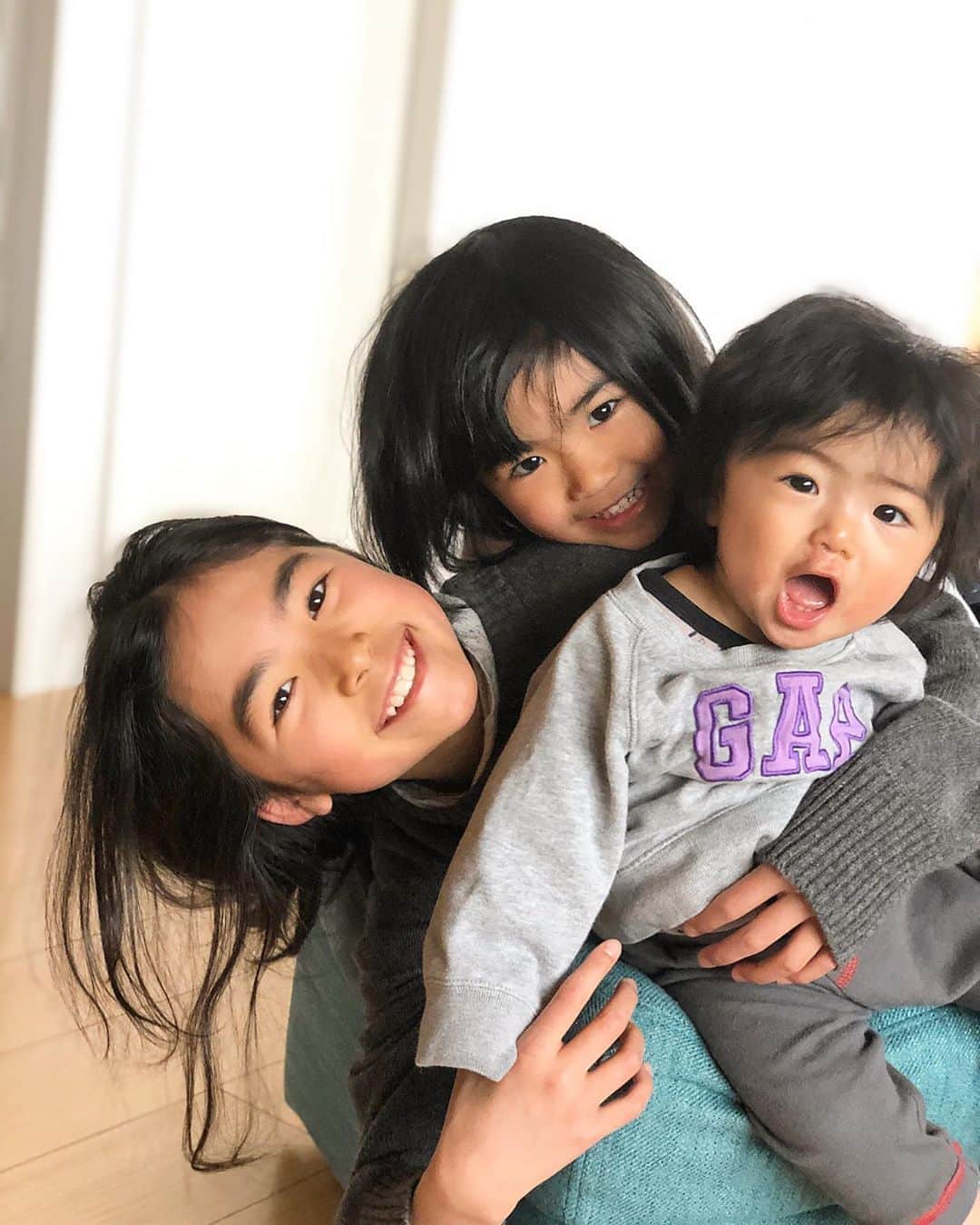 のインスタグラム：「・ ・ 健康に笑って過ごせる時間がどれほど幸せなものか。 ・ ・ 家族、仲間たちと地球の恩恵を肌身で感じて感動できるシチュエーションで交流し、楽しむ時間をシェアする事がどれだけ贅沢な事なのか。 ・ ・ ・ ・ ・ 不自然な自然を過ごす新年度のスタート🌸 ・ ・ ・ 子供達の未来の為に何が出来るのだろう🌈 ・ ・ #2020  #新年度  #lovemyfamily  #teamueno #smile  #love #light  #健康一番」