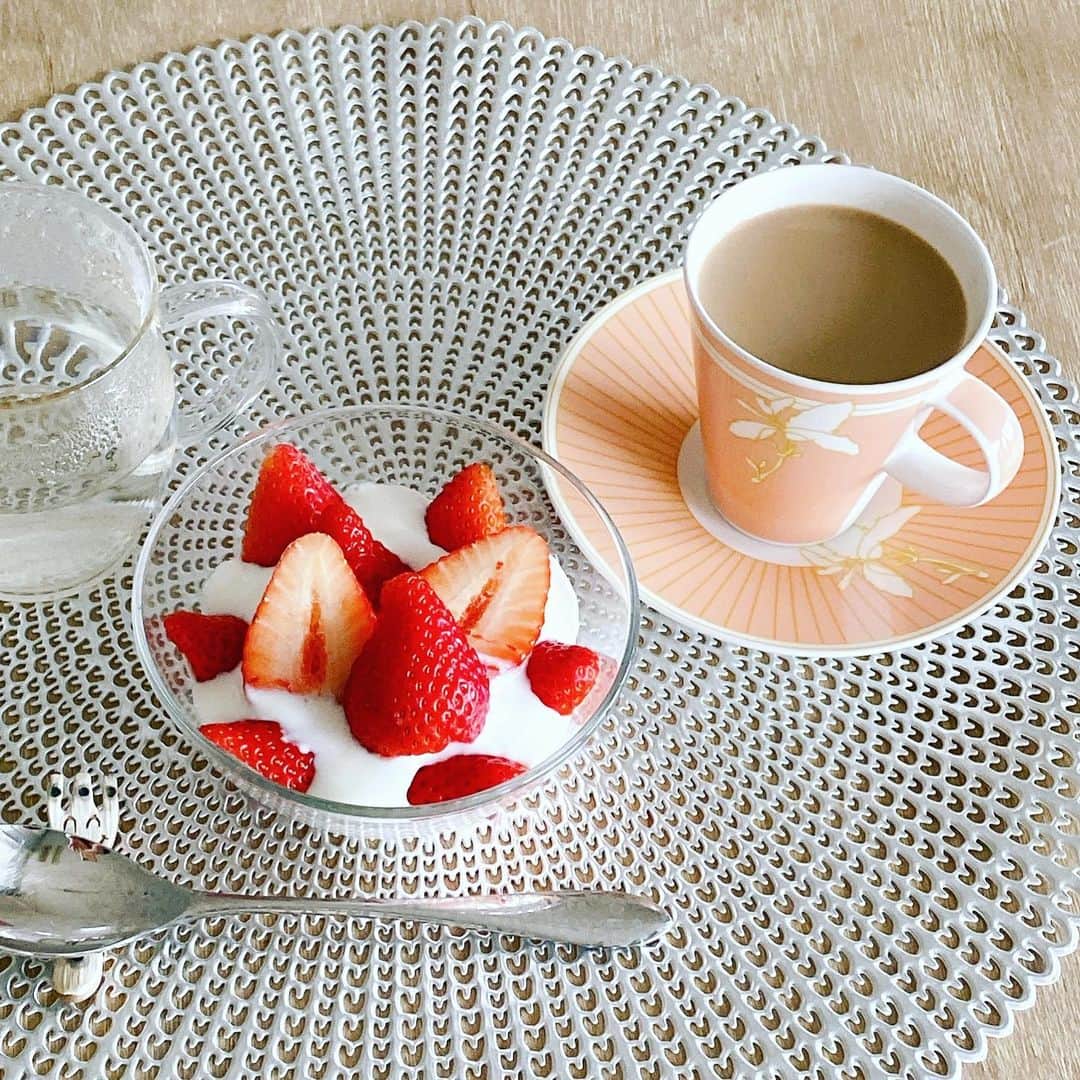 吉沢明歩さんのインスタグラム写真 - (吉沢明歩Instagram)「新年度のはじまりはじまり〜 真っ赤な🍓好きです  #今朝の朝食#軽めで#1年早いね」4月1日 23時28分 - akiho__yoshi