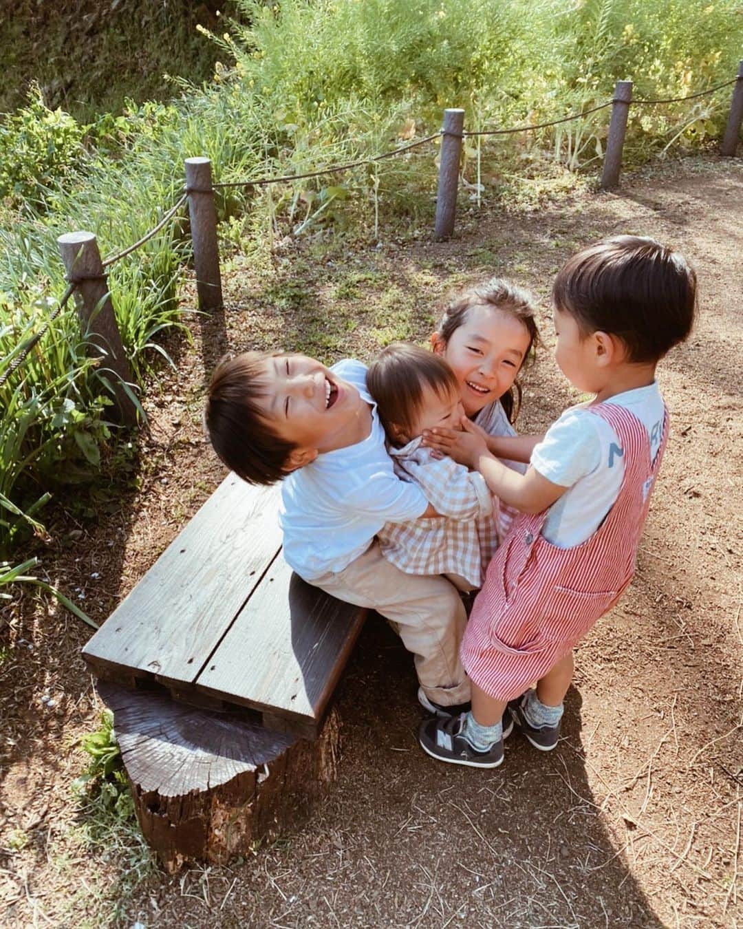 のインスタグラム：「. 3月のいつか。 この時桜はまだ一歩手前🌸 📍吾妻山公園 家に篭りすぎてすでに ずっと前のような気がする。 きっと今頃満開かなぁ🌸💭 …と思うと切ない。 早くおもいっきりのびのびと 何でもない毎日過ごしたい！ . しかしなんでマスク… 要らない要らない要らない！ 外出しないし、うちまだあるし！ しかも世帯で2枚って😧?? エイプリルフールであってくれ〜😰 その莫大なお金 使うとこ選んで欲しかった。 #ぼやき」