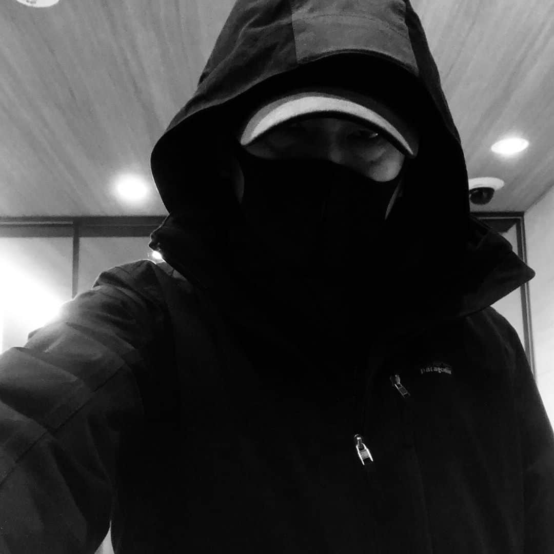 井上幸太郎さんのインスタグラム写真 - (井上幸太郎Instagram)「1カ月前、ネット上全然マスクなかった。キティちゃん柄とか黒の骸骨柄とかばかり…。 (-.-;)y-~~~ やっと買った無地のマスク、つけたら見た目ほぼ犯人。。。」4月1日 23時40分 - kotarokaya
